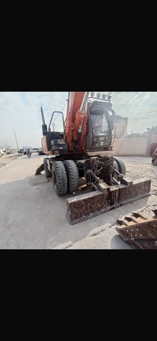 حفار تاير هيتاشي حجم 160 جاهز اي نقص مابيه المكان الناصريه رقم اربيل السعر 325 الاستفسار
 0781 698 7545‬
