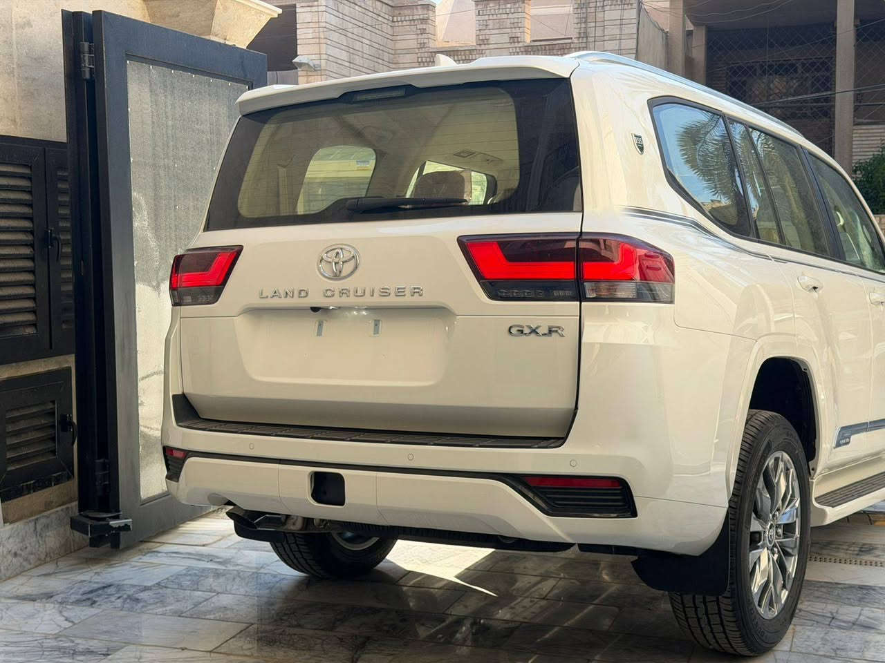 تيوتا ‎لاندكروز 2025 GXR .
و‎رادار امامي  ‎3 شاشات تطبيق   
‎شاحن لاسلكي   
‎8 ايرباك  
‎ثلاجة 
‎تدفئة تبريد قطعتين 
‎حساس امامي و خلفي 
‎     مرقم بغداد
‎عداد ديجتال 
‎ضمان 3 سنوات او 100 الف كم 
كاميرات عدد 4
بغداد الاعظمية
***********
