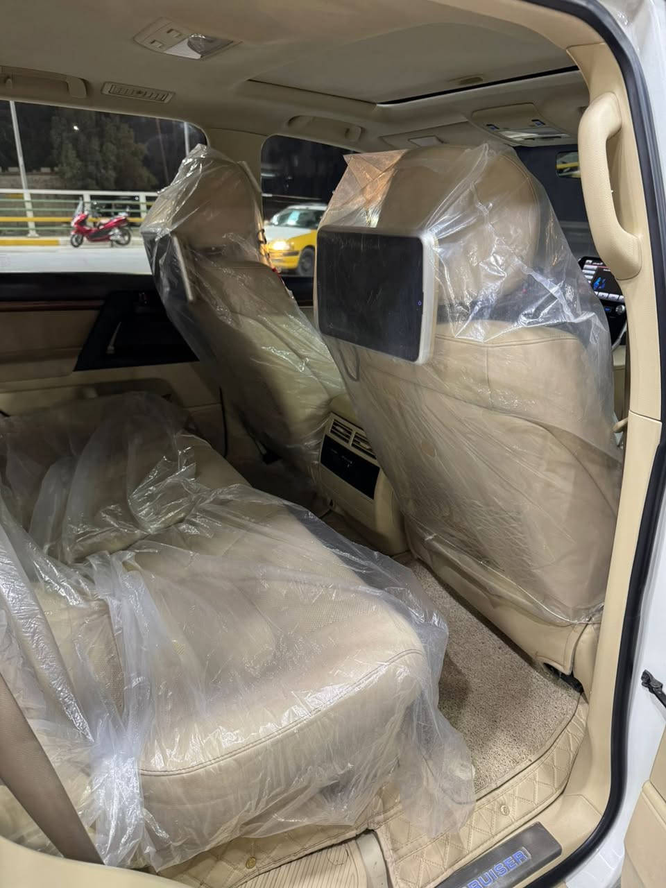 السلام عليكم لاندكروز 2017 فطيم اصل مكفوله ✅
فقط بارد بسيط بالباب وره الصدر وممبين السياره 
جديده جدا 8 ايرباك دبل كرسي كهرباء 5كامرات 
سلايد روف 3شاشات دبل ماوس مكينه 8سلندر 
حجم 4.6 تخم تاير جديد ترايها جديد وناعم 
ماشيه 90 الف حقيقي السياره بالحقيقه احلى
من الصور رقم سليمانيه تحويل مباشر اخوان 
السعر 485وبيه  مجال للمشتري مكان السياره  
بغداد كريعات اي استفسار ***********
