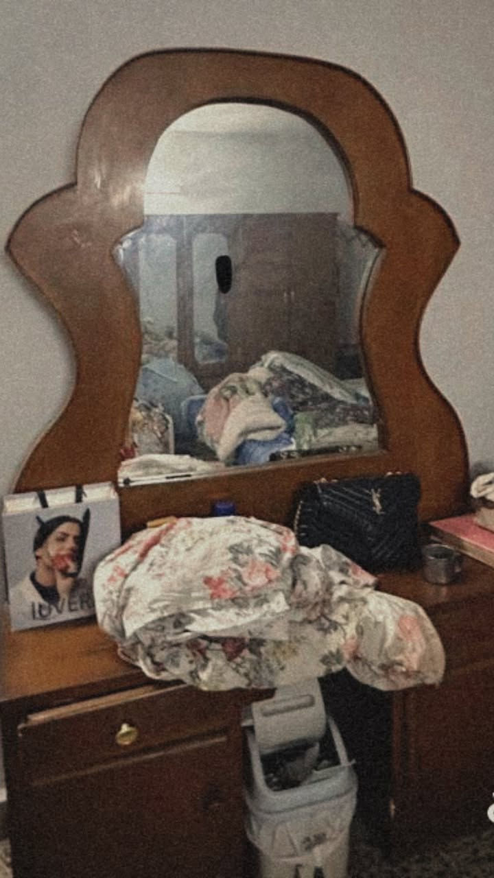 اثاث بيت كامل للبيع قديم ومستعمل بس كله درجه اولى وتكمه مال قبل وباقي هوايه اثاث واغراض صوبات نفطيه وكهربائيه ومكنسات كهربائيه وقناني غاز وكاونترات مطبخ وغيرها
 
الي يريد يدخلي خاص ادزلهيا او ع الرقم موجود واتساب فقط
 +9647770345114
العنوان : بغداد - اليرموك
