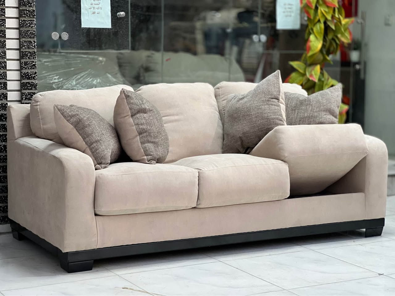 تخم أمريكي ماركه اشلي نسبه نضافته  _100❌100 بمقعد  وضهر 23cm فول بوليستر سحاب سهل التنظيف يتشغل وجهبن هيكل الداخلي حديد وخشب زان والقاعده والرجل بل كامل خشب زان طبيعي  بقماش الكتان خاولي بلون بيج عنوانه اربيل زانكو ٩٩ قرب مطعم كص سنگر يوجد توصيل ل بغداد و باقي المحافظات الأخرى*********** واتساب فقط علي أربيل, العراق
