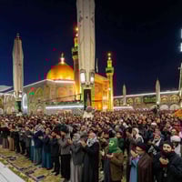 المؤمنون يؤدّون صلاة الجماعة في الصحن العلوي المُطهّر ليلة #المبعث_الن...