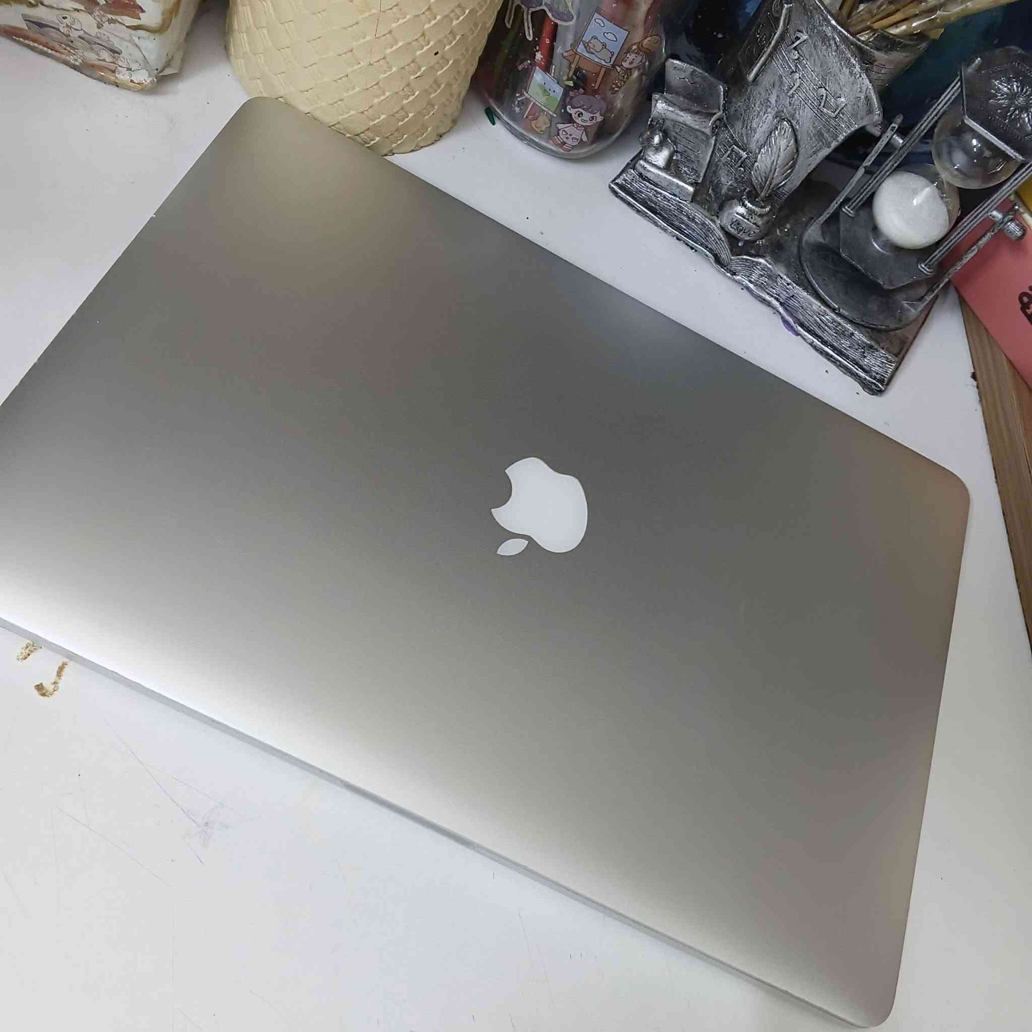 السلام عليكم عندي ماك بوك برو 2015  رام 16
I5 
الابتوب مبي شي بس ماعرف فجاة وكف ع تفاحه و الكيبورد كام ميتحرك ماعرف السبب يعني التشغيل يشتغل من تدوسه بس وراها يعلك ع تفاحه  قيمه و بخدمتك بغداد الكراده 
***********
