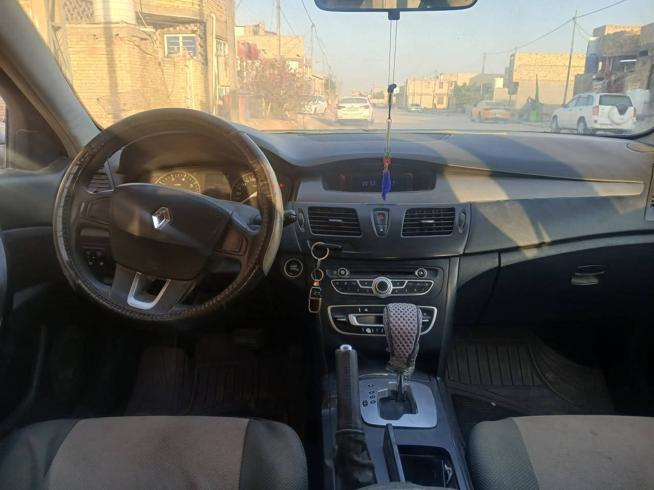 رينو سافران موديل ١٣ 
محرك وكير كفاله قبل اشهر شادهن 
صبغ بلاد جراد فقط بنيد وجاملغ جهه السائق
كهربائيات كلها شغاله 
تبريد شغال راعيها جاري ثاني يوم اداور 

ذي قار الشطره ...السعر ٦٥ 
***********
