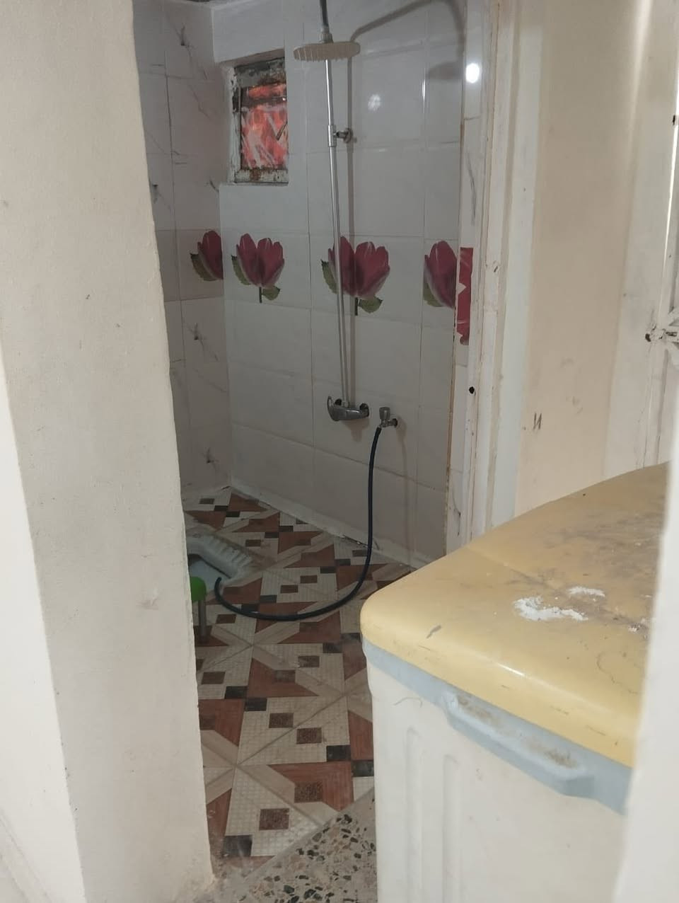 السلام عليكم بيت للبيع يتكون من غرفتين ومطبخ وصاله حي غازي قرب الحولي بمساحة150م ومشتمل 100م ما كامل واصل للسقف البناء نضيف وعالي عن الشارع السعر 24 الاستفسار ***********
