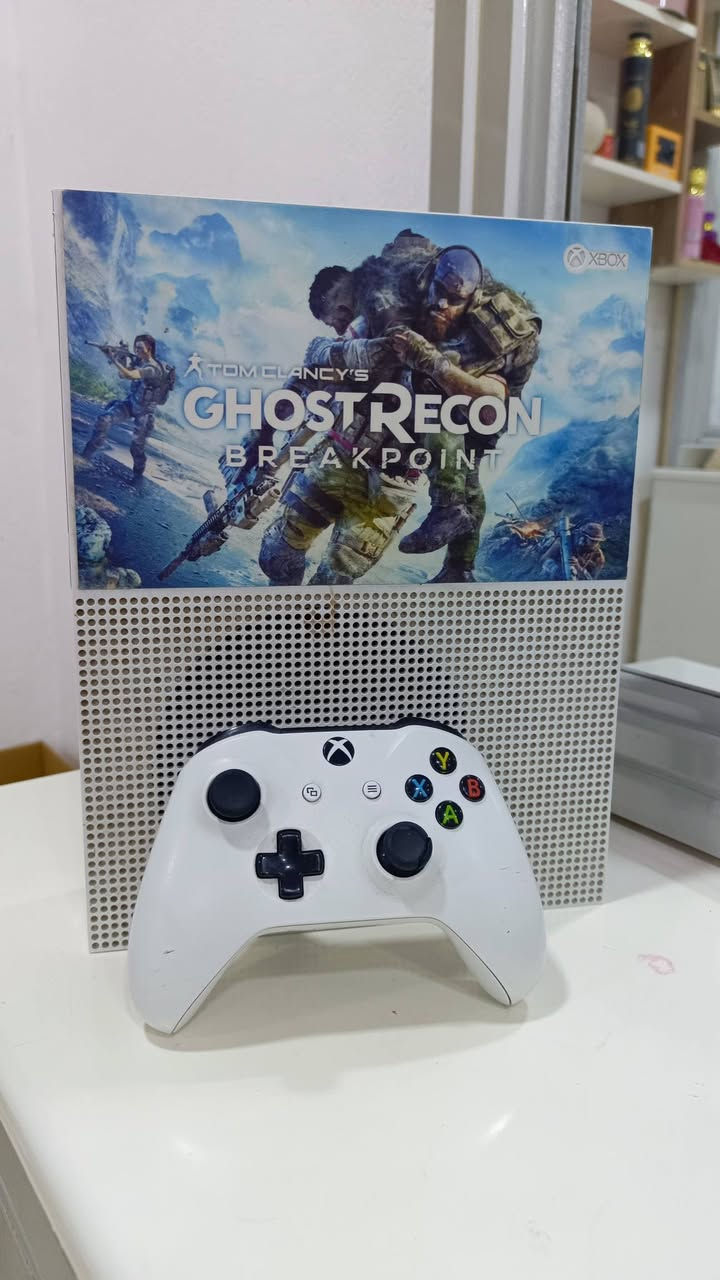 سلام عليكم 
اكس بوكس وان اس معه جوستك الاصليه وبطاريه 
الذاكره 512
الجهاز مفتوح
الجهاز مخرج الHD ما يشتقل يعني يرادله تبديل 
العنوان / البصره / القبله 
السعر 125 قفل 
رقم الهاتف ***********
