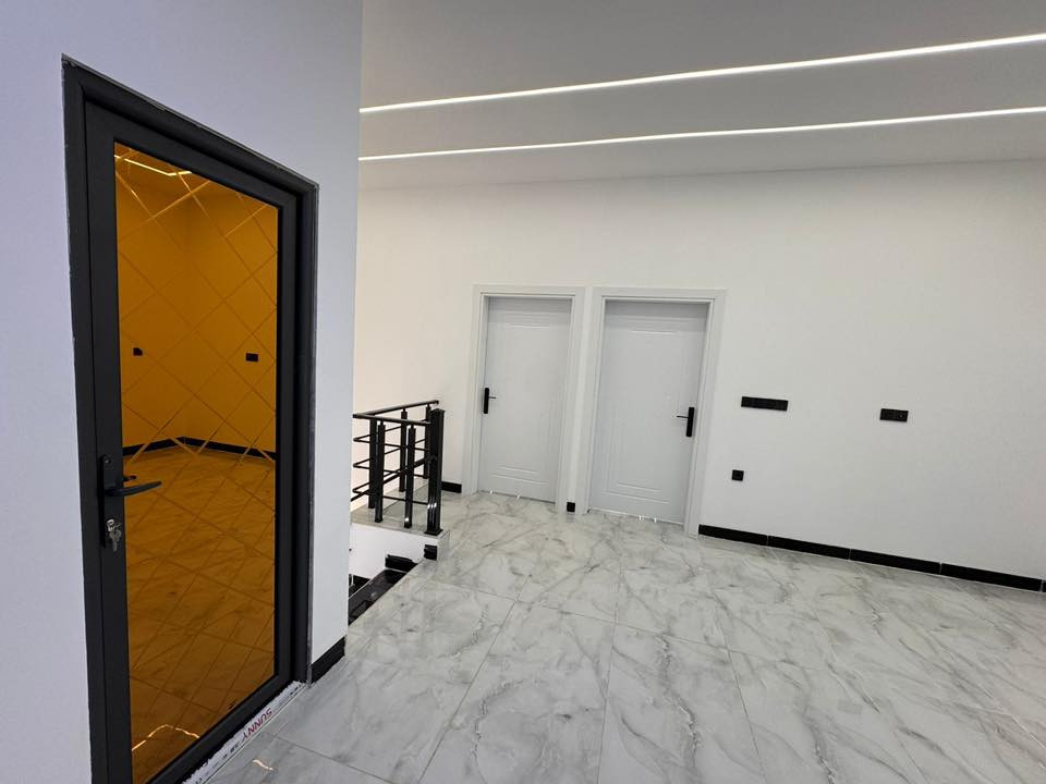 #شركة ونداوي كروب للإنشاءات والعقارات 
دار للبيع من طابقين بناء حديث Zeroفول ملكي مبني بأحدث المواد والمواصفات الهندسية طابو ملك صرف بأسم شخص واحد 
المساحة :- 150متــر واجهة 7,5متـــر  

الموقع:- كركوك حي الضباط عدن خلف جامع تحسين صوراني من ارقى واجمل مناطق كركوك 

المواد المستخدمه في البناء من اجود وافضل الأنواع :-

الأرضية مرمر هندي ديكورات مغربيه الجام دبل الكهرباء نظام فوتوسيل نظام كامرات مراقبه نظام طاقه شمسيه نظام عاكسة  والجرس نظام صوره وصوت 
الماء نظام بورد والمجاري الشريف المصري والكهرباء قصاب التركي الأصلي والبلوك المستخدم في البناء رقم 1 معمل مجيد
  
الأساس نظام رفت والسقف رباط عام للطابقين البيبان تفصال صبغ حراري درجة اولى والحمامات نظام نوزلات 5 مراحل
 
حيث يحتوي الطابق الاول على استقبال و2 غرف نوم وهول ومطبخ حار بارد ومجموعة صحيات داخلية وخارجيه وكراج سياره 
والطابق الثاني على 2 غرف نوم وهول ومجموعة صحيات وسطح أول وسطح ثاني وبلكونات عدد 2 ذات إطلاله جميلة
للتواصل ***********واتس
 ***********اتصال عادي 
مكتب عادل الونداوي كركوك حي الواسطي
