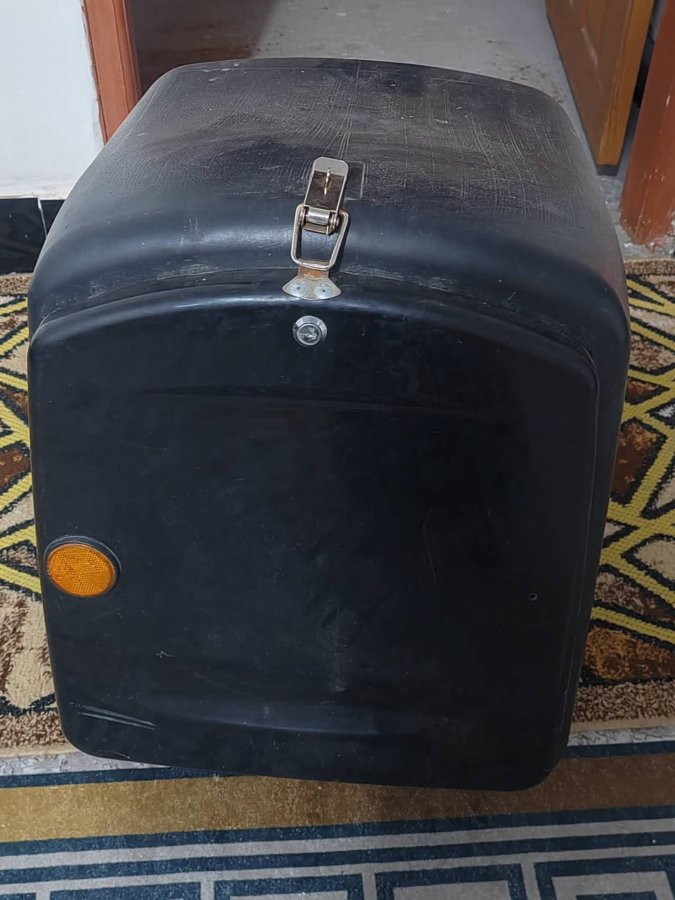 السلام عليكم 
صندوك بيه كافة الملتزمات بس عليك تكعده عل دراجه
بيه قفل وابو الفسفوره يسموه للبيع السعر 30 المكان الكوفه ***********هاذا رقمي
