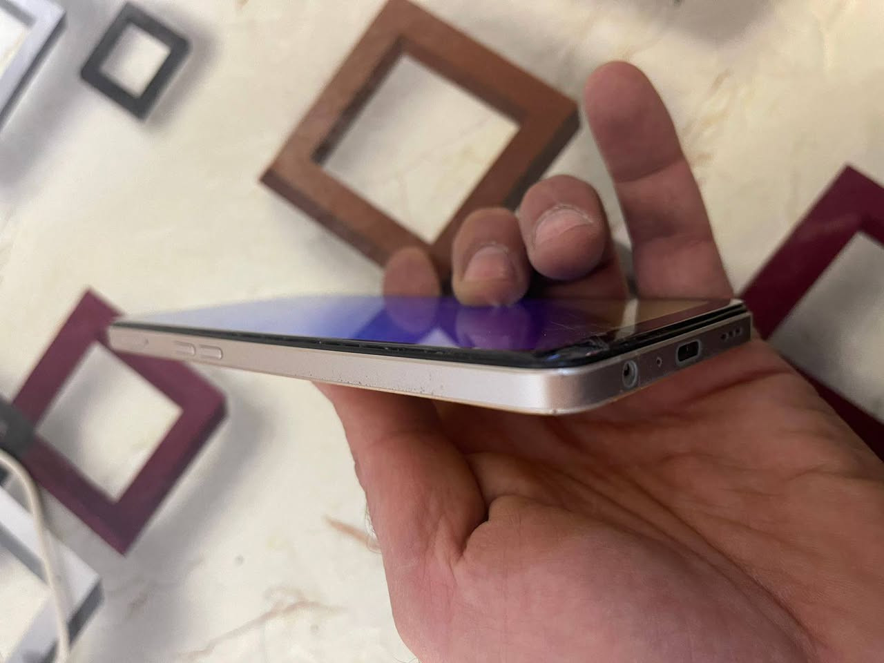 السلام عليكم الشاشه مكسوره من جوه مثل ما موضحه بالصور بس ما مأثره ابد مكاني شقق زيونه 75السعر *********** بي كاميرا مجهريه
