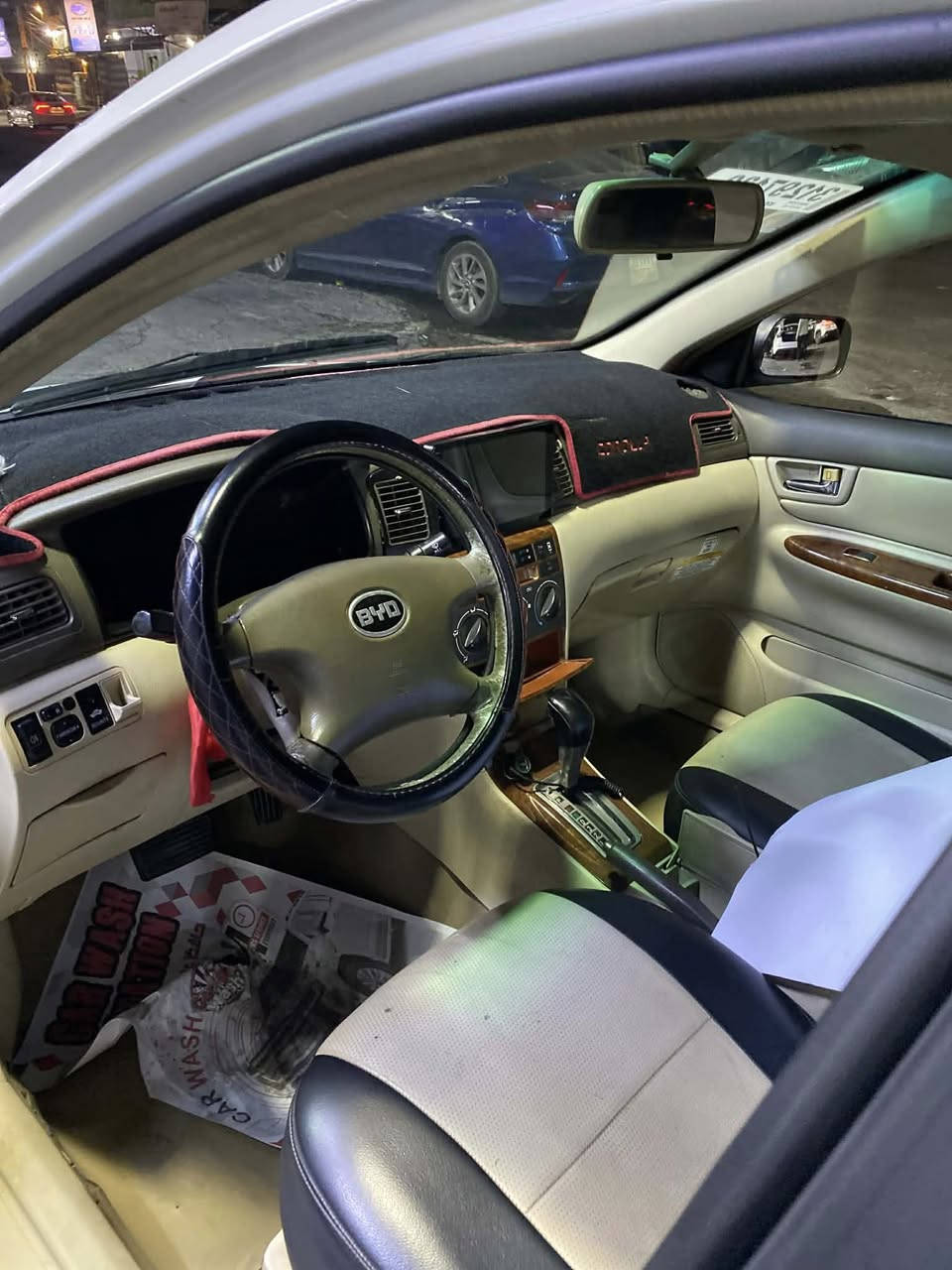 السلام عليكم من رخصة الادمن بي واي دي f3  اوتماتيك موديل 2012 بيها طخات بسيطه مابيها صبغ السياره مكينتها بيها تبخير وبوري التبريد الحار طاك فقط  مواصفاتها 4 جام كهرباء وفتحة سقف وشاشه وكامره ماشيه 199  حجم المكينه 1600 السعر 53 وبيها مجال بسيط  عنوانها بغداد الشعب رقم الهاتف ***********
