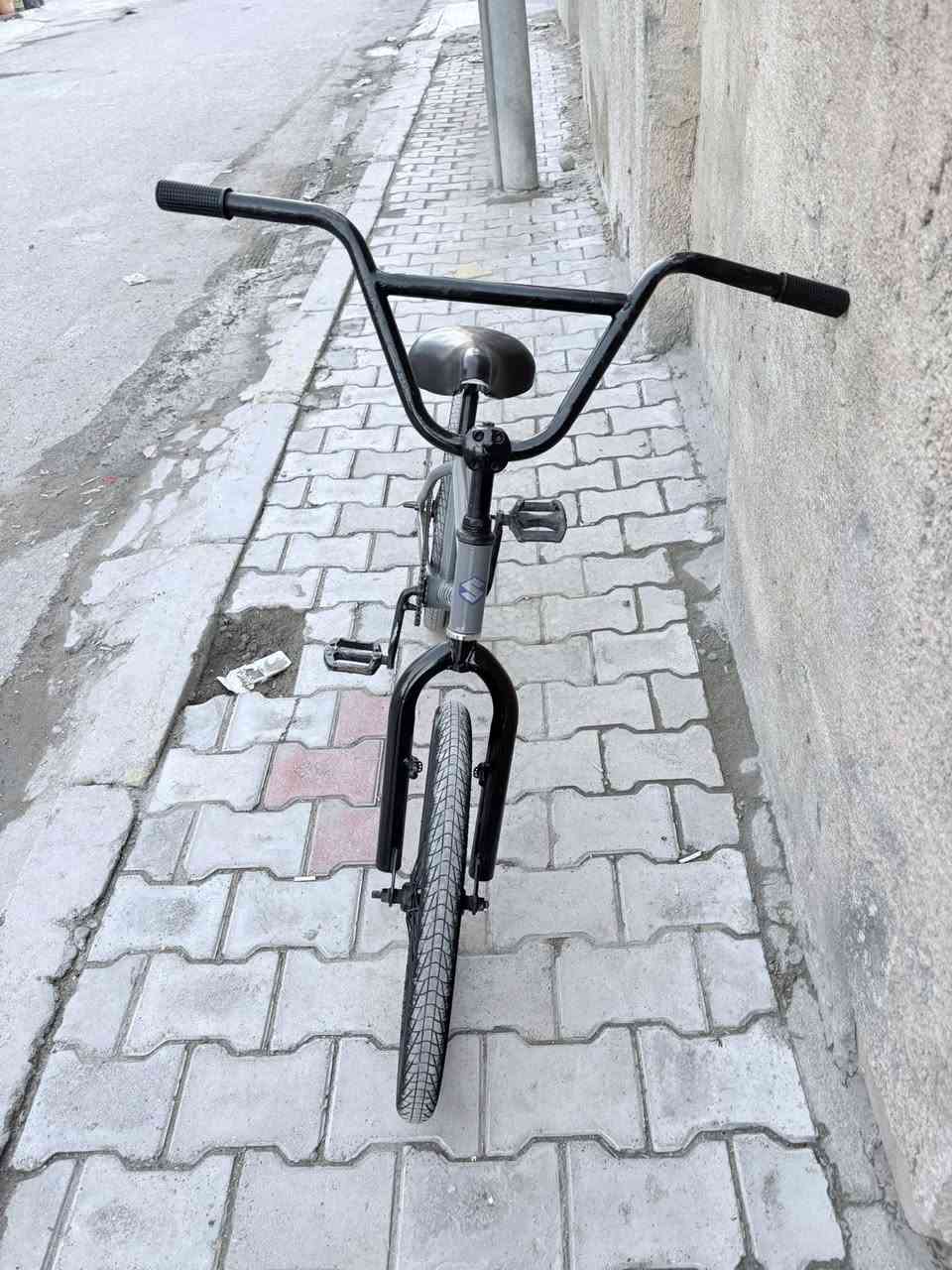 بايسكل بي ام اكس للبيع 
 
مابي اي شي تبدل بس مكينه وبلاديه نضيفه
عنوانه:بغداد الكماليه شارع الاصفر
السعر ١٥٠ وبي مجال 
رقم الجهاز:***********
