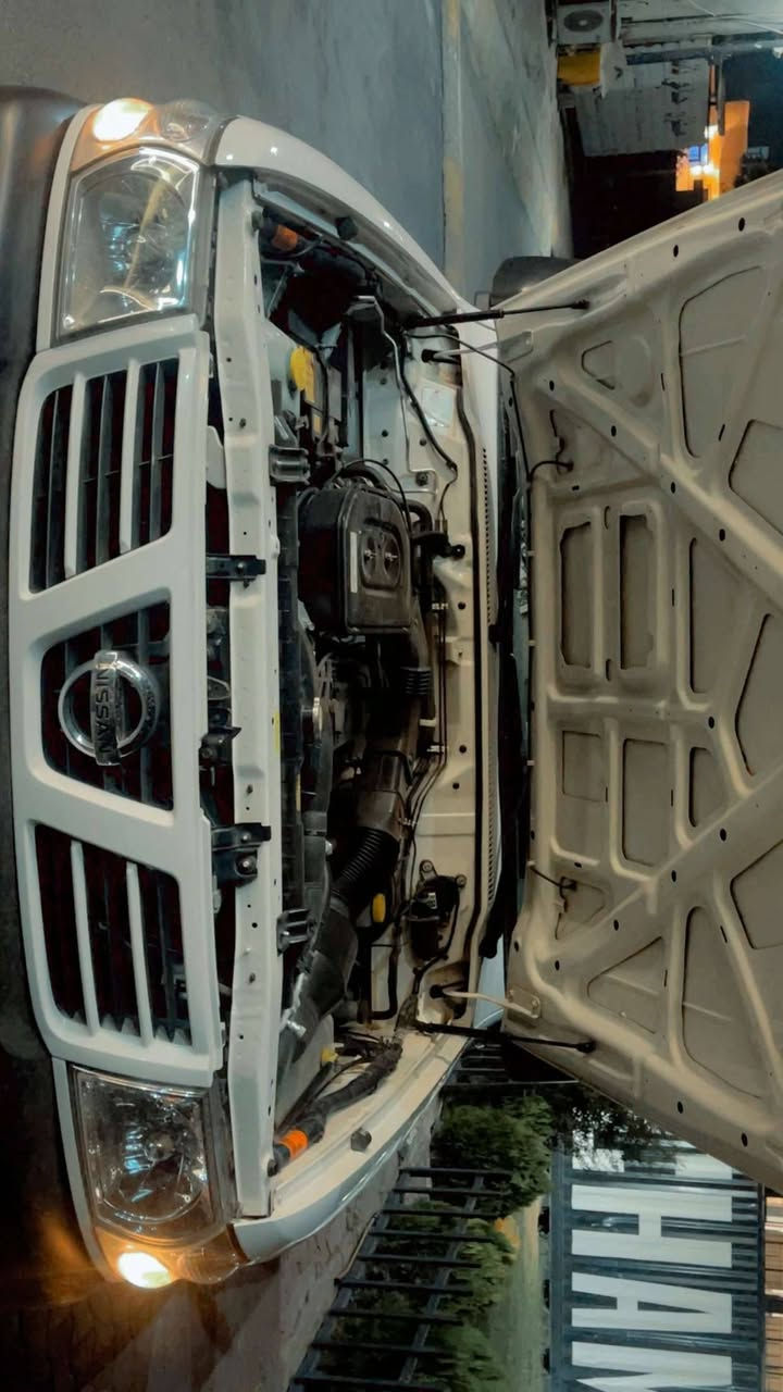 بەناوی خودای گەورەو میهرەبان 
نیسان پاترۆڵ مۆدێل 2002ناوسپی مەرغوبی بازار 
گێر مەکینەی بەشەرت نەکراوەتۆ 
مەکینەی بۆفێلسیش قەباغی نەکراوەتۆ 
گشت گیانی لەسەر دەقی شەریکەیە 
تەنانەت دوگمەی بەدلی تەنکیەکەو دەرەجەی بەرزو نزمی لایتەکانیشی ئیشدەکات 
بەشەرت کۆمپیو تەر 224807کیلۆمەتر رۆشتوە 
چوار تایەی دەنلوبی لەژێرە 
سەنەوی تازەیە 
کارتی بەنزینی کەرکوکی هەیە 
ناوی نیە لەلیستا تەحویل ئەسڵە 
بوشەکانی ژێری بیلادی شەریکەیە 
تەقینی نیە  
تەرجیل بیلاد 
کوشنەکانی هیچی نەدراوەو گاعیشی بیلادە 
هەر چوار قایش قورو ساڵۆنسای بیلاد شەریکە 
سەیارەکە ماڵی دۆستەو بەشەرت بێ عەیبی دەیفرۆشین 
چرکەو سعر ببرە 
سۆنەریم داناوە  چوار پەنجە کارتی هەیە لەکەڵ بستێک سارد    سەیارەی ماڵی خۆمەو بەناوی خۆمەوەیە   
 گۆرینەوەش دەکەم    
بە پاترۆڵ یان مۆنیکا یان مەرزێ  
ناونیشان چەم چەماڵ 
***********
