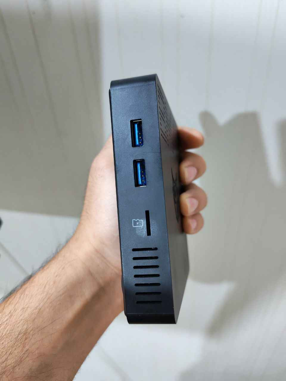 المواصفات (حسب ملصق الشركة):
​الموديل: BMAX B1 Pro.
​المعالج: Intel Gemini Lake N4000 (أداء سريع وسلس جداً).
​الذاكرة (RAM): 8GB.
​التخزين (Storage): 128GB.
​كارت الشاشة: Intel UHD Graphics 600 (يدعم 4K بامتياز).
​حالة الجهاز والبيع:
​الحالة: أخو الجديد، كامل مع ملحقاته.
​السعر: 140,000 دينار (بيه مجال بسيط للشراي المباشر).
​السبب: مستعجل على البيعة ومحتاج الفلوس للامتحانات.
​⚠️ شرط التواصل:
واتساب فقط
*********** البصرة, العراق

