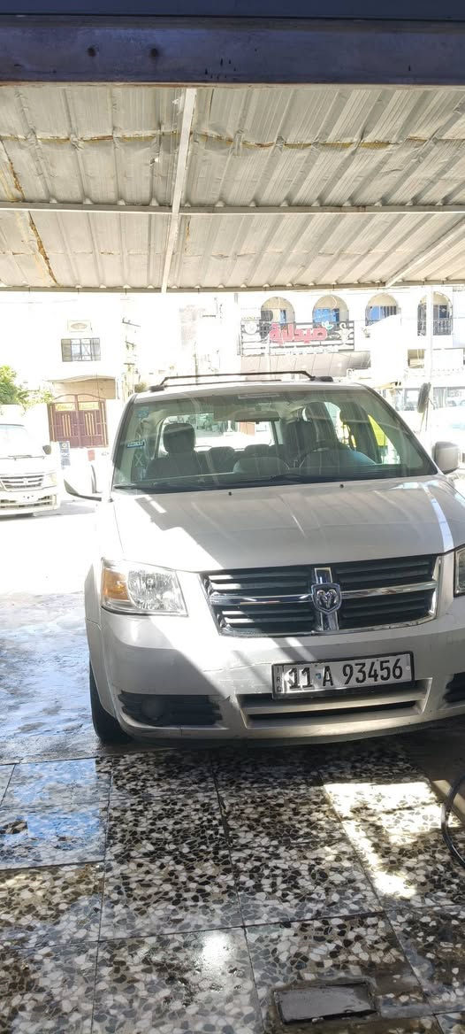 دودج كرفان 2008 SXT  كلين بدون حادث فقط باب الحنطه مبدل 
محرك 3800 
بيها تكحيلات وبارد بسيطات كلش سونارها موجود السيارة اخذتها قبل شهر تقريبا هزه جديده ورقم دولي جديد كامله مكمله ملاحظه السيارة بيها نظوح بالكير ومو شي قوي فد شي كلش بسيط صاحب السيارة القديم جان مبدل كيس مدري شمسوي مال دهن ومن مرجعي ممرجعي بلادي وبدون تنقيط فقط اثر بسيط كلش 
صدر امامي جديد
منظومه زينون جديده 
 محرك وكير خير من الله
 تبريد جديد ادامه كامله جديده
 بيبان كهرباء
 فتحات خلفيه كهرباء
 ويل كاب 4 
مي راديتر احمر زيتي 
دهن وفلتر مبدل قبل اسبوع 
سبب البيع توازيت على فلوس واريد ابيعها السيارة باسمي تحويل ثاني يوم 
السياره خير من الله ما توكفك بطريق ابد رقم السيارة بغداد ومكانها بغداد العطيفية
السعر 122
 للتواصل *********** 
متواجد واتس اب

