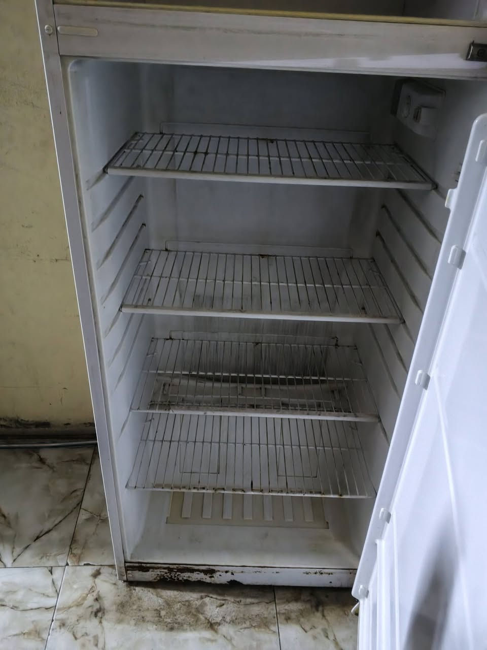 سلام عليكم ثلاجة لبيع شغله شرط تجميد شراي خابر مكلف بل نشر ((***********))
