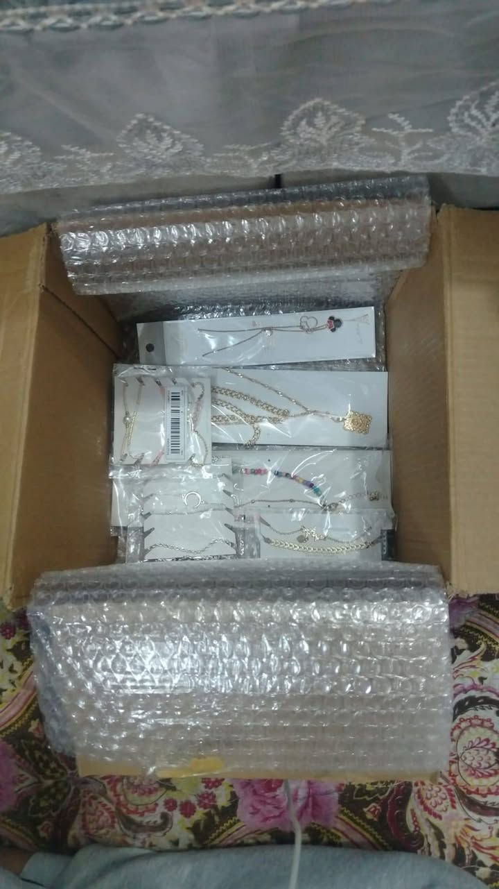 شلعه اكسسورات... أغلبه مطلي بالذهب ومطلي بل فضه
60 قطعه..تراجي محابس زناجيل..بيع شلع 75 ألف.. يعني قطعه ..تجيك ألف ربع ويه توصيل بضاعه خير من الله احنه عله أبواب عيد..


**إذا كنت صاحب هذا الإعلان وتريد حذفه لأي سبب، رجاءا أرسل رسالة إلى الدعم الفني**