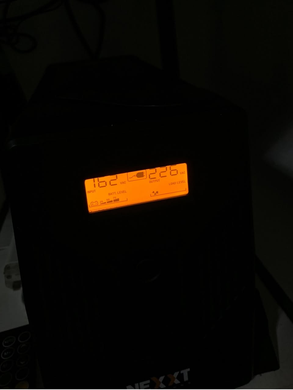 يو بي اس شركةNEXXT شباب هاي الفئة يسموها لان يعني بي رافع للفولتية بسيط مثل اذا فولتية ١٨٠ وثابتة راح يرفعها لل٢٢٠ مستعمل قلبل اخو الجديد بطاريات ثنين حجم 9 امبير 
توصيل ما عندي مكاني مدينة الصدر تجيني وتفحصة وتقتنع يلة تاخذة                 سعرة.  65الف
هاتف***********
