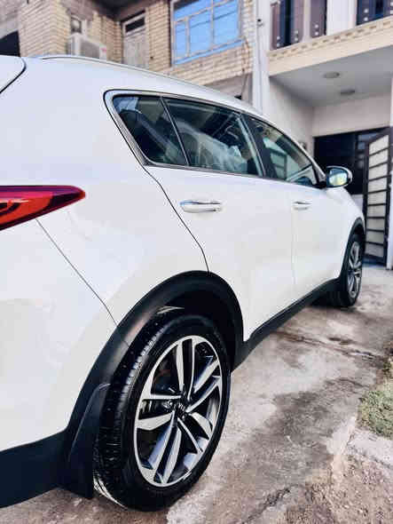 سلام عليكم 
كيا سبورتج خليج 
مديل ٢٠١٩ شكل ال ٢٠٢٠ 
كفاله سياره من الصبغ   
عده بارد بلباب الخلفي كلش بسيط 
ودعاميه اماميه صبغ
وصار بيه كاز كيت بيه فقط وسويته درجه أولى   
نص مواصفات
داخل حمصي 
تحكمات فول 
شاشه 
حساس امامي خلفي 
كامره 
جلد وشامون 
سياره ماشيه ٨٥ 
وجديده معنى الكلمه 
معروضه ١٨٥ وبيه مجال كلش بسيط 
مكاني بغداد اجكوك او الشعله 
***********
