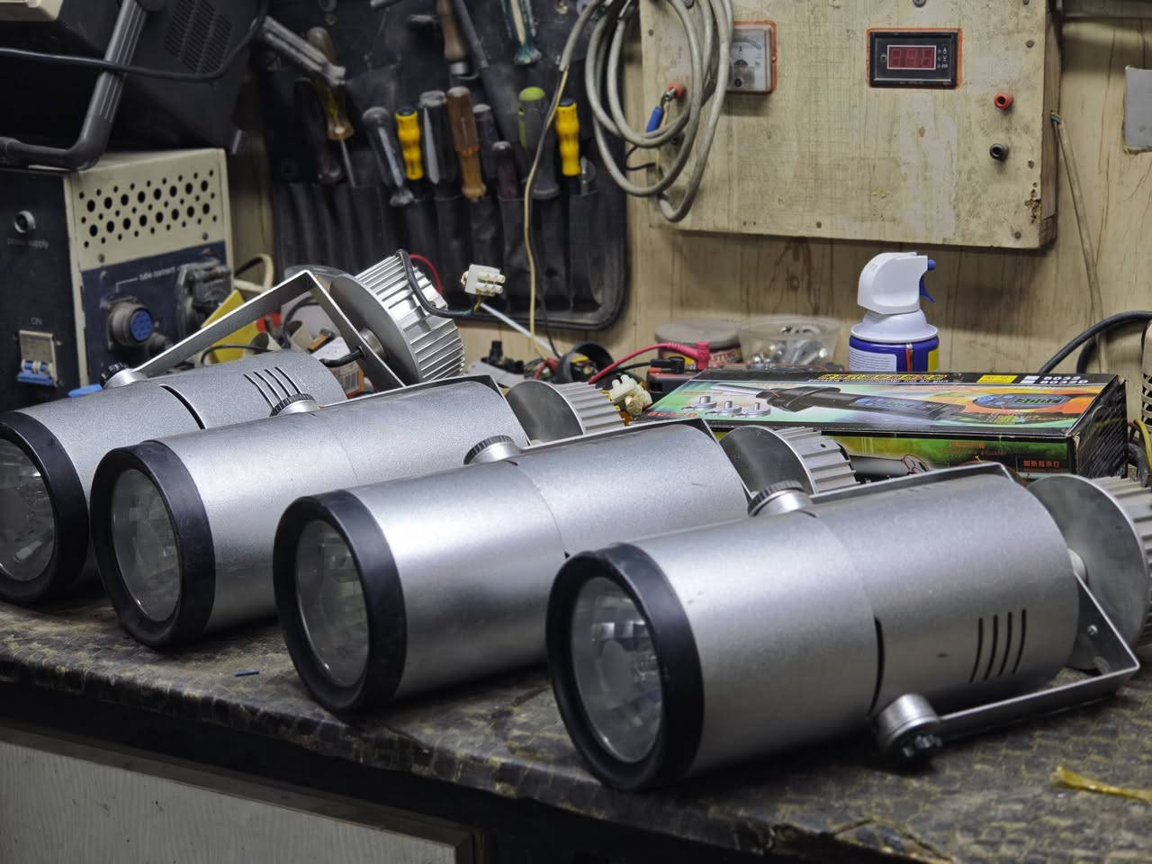 بروجكتر ١٥٠ واط الواحد ب١٥ شغال يحتاجلة فقط تبديل گلوب
مكاني الكرادة ***********
