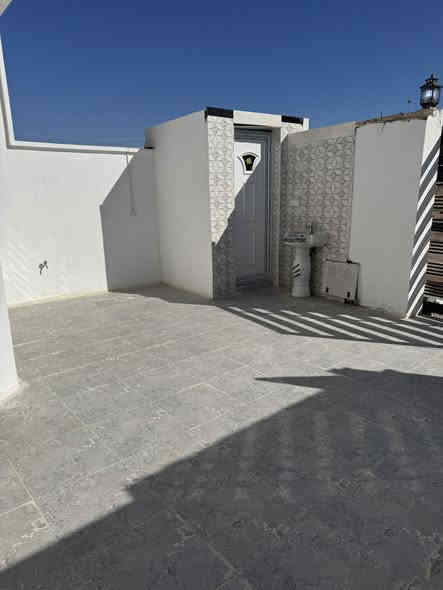 يالله يعلن مكتب الخبير للعقار عن وجود  دار طابو زراعي سند 25 مساحه 100واقع حال 140متر 
بناء طابوق مسلح بناء حديث غير مسكون 
يتكون من غرفه نوم صاله مطبخ استقبال صحيات داخليه وخارجيه مع كراج سياره عرض الشارع 10متر 
الموقع حي المصطفى قطع حجيه نوفه بالبدايه
السعر. 77 مليون بي مجال بصيط
الاتصال ***********
