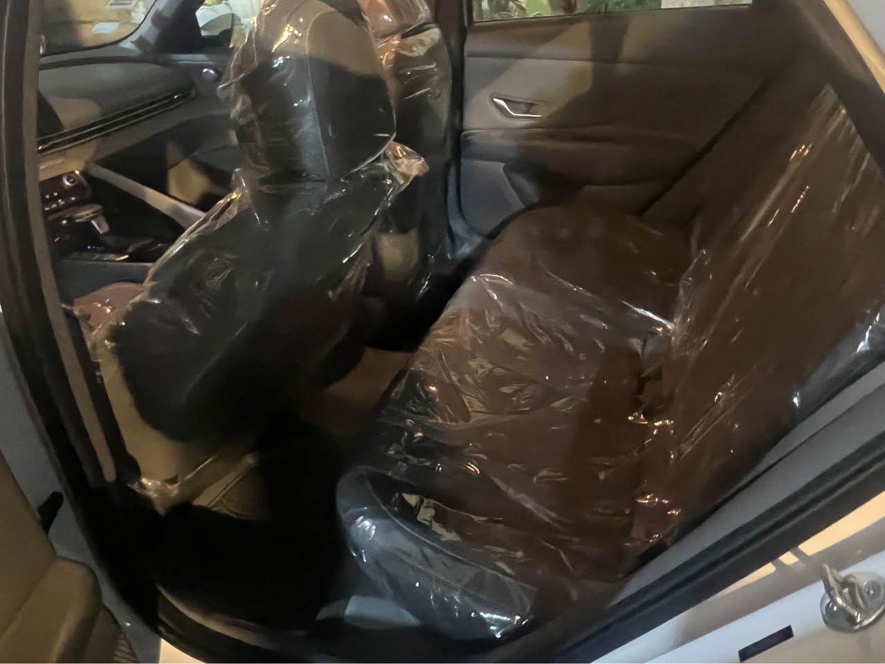 السلام وعليكم سياره نوع النتره وارد امريكي رقم اربيل تريد تحويل تريد وكاله ضربته بدايت البنيد ونصبغ فقط الدوسه بيه صبغ اليمن فقط وباقي كفاله سياره خير من الله مال بيت فول فول عده الفتحه فقط كامره حساسات امامي هلفي سايد بريك بصمه بصمه ابواب مع صندوك مع تشغيل عن بعد هواي موصفات بيه شاشه كبيره مع العينه السعر ١٦٥ وبيه حك الجيه *********** Singapore
