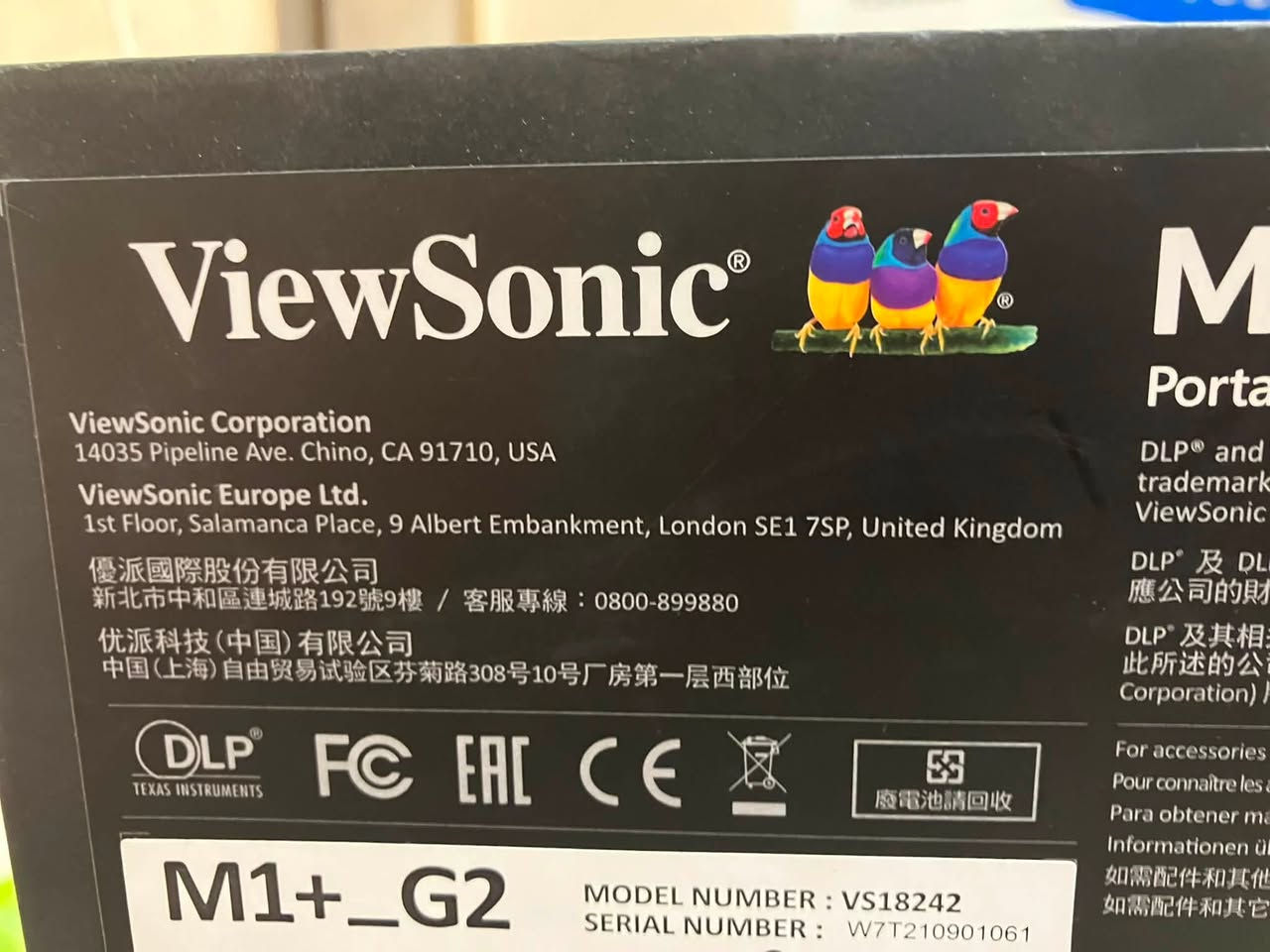 السعر ٢٠ الف جديد متبرشم 
هذا الطراز VS18242 يعود إلى جهاز العرض المحمول الذكي ViewSonic M1+_G2 Smart LED Portable Projector.إليك أهم مواصفات ومميزات هذا الجهاز:🛠️ المواصفات التقنية الأساسيةالدقة: دقة العرض الأصلية هي WVGA مقاس (854 × 480) بكسل.الإضاءة والعدسة: قوة إضاءة تصل إلى 300 لومن (LED Lumens)، مع تقنية Cinema SuperColor+™ لتغطية ألوان بنسبة 125% من معيار Rec.709.العمر الافتراضي للإضاءة: مصباح LED متطور يدوم حتى 30,000 ساعة تشغيل.البطارية: بطارية مدمجة تمنحك تشغيلًا لاسلكيًا يصل إلى 6 ساعات (تختلف حسب نمط الاستخدام).الوزن: خفيف للغاية ويزن أقل من 1 كيلوغرام.✨ مميزات التصميم والاتصالصوت متميز: مزود بمكبرات صوت ستيريو مزدوجة مدمجة من شركة Harman Kardon لتقديم صوت نقي وقوي.ستاند ذكي 360 درجة: حامل معدني يتيح لك تدوير الجهاز في كل الزوايا (حتى العرض على السقف)، ويعمل في نفس الوقت كغطاء لحماية عدسة العرض عند إغلاقه.الاتصال اللاسلكي: يدعم التوصيل عبر شبكات الواي فاي (Wi-Fi) وبلوتوث (Bluetooth) لبث المحتوى من هاتفك أو تشغيل الصوت لاسلكيًا.المنافذ المتاحة: يحتوي على منفذ HDMI، ومنفذ USB Type-C (للعرض والشحن معًا)، ومنفذ USB Type-A، بالإضافة إلى منفذ لبطاقات ذاكرة Micro SD.


**إذا كنت صاحب هذا الإعلان وتريد حذفه لأي سبب، رجاءا أرسل رسالة إلى الدعم الفني**