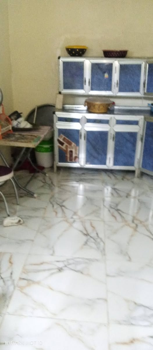 دار للبيع مساحه 245 مفصول مشتمل يحتوي ع استقبال وحوش وصحيات ومطبخ ميت متر وثاني 145
وثاني غرفتين  ناصيات وهول ومطبخ حمام داخلي وصحيات برا يعني يعتبر 245 مساحه كليه ع شارع مو فرعي حله طهمازية بفرع مخبز المصطفى شارع تبليط خمسميت مترا رقم الهاتف ***********
