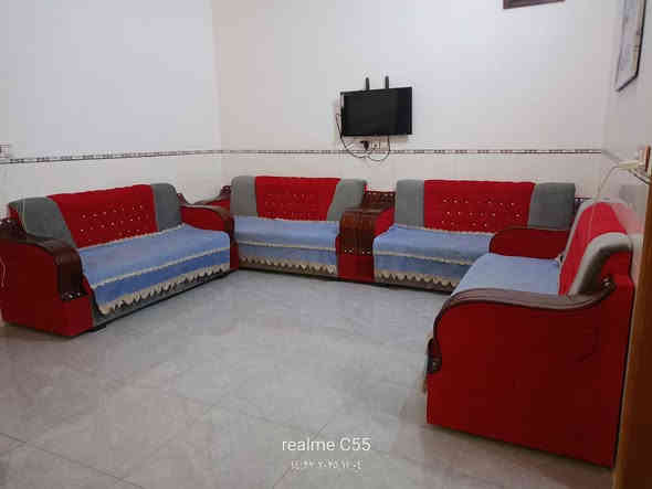 ديوان خمس قطع طول القطعه مترتين شغل تسكام درجه 

اولى بلوك اسود و خشب چام روسي 
 أسفنج سوبرط مميز اول 

للأستفسار : ***********

***********
