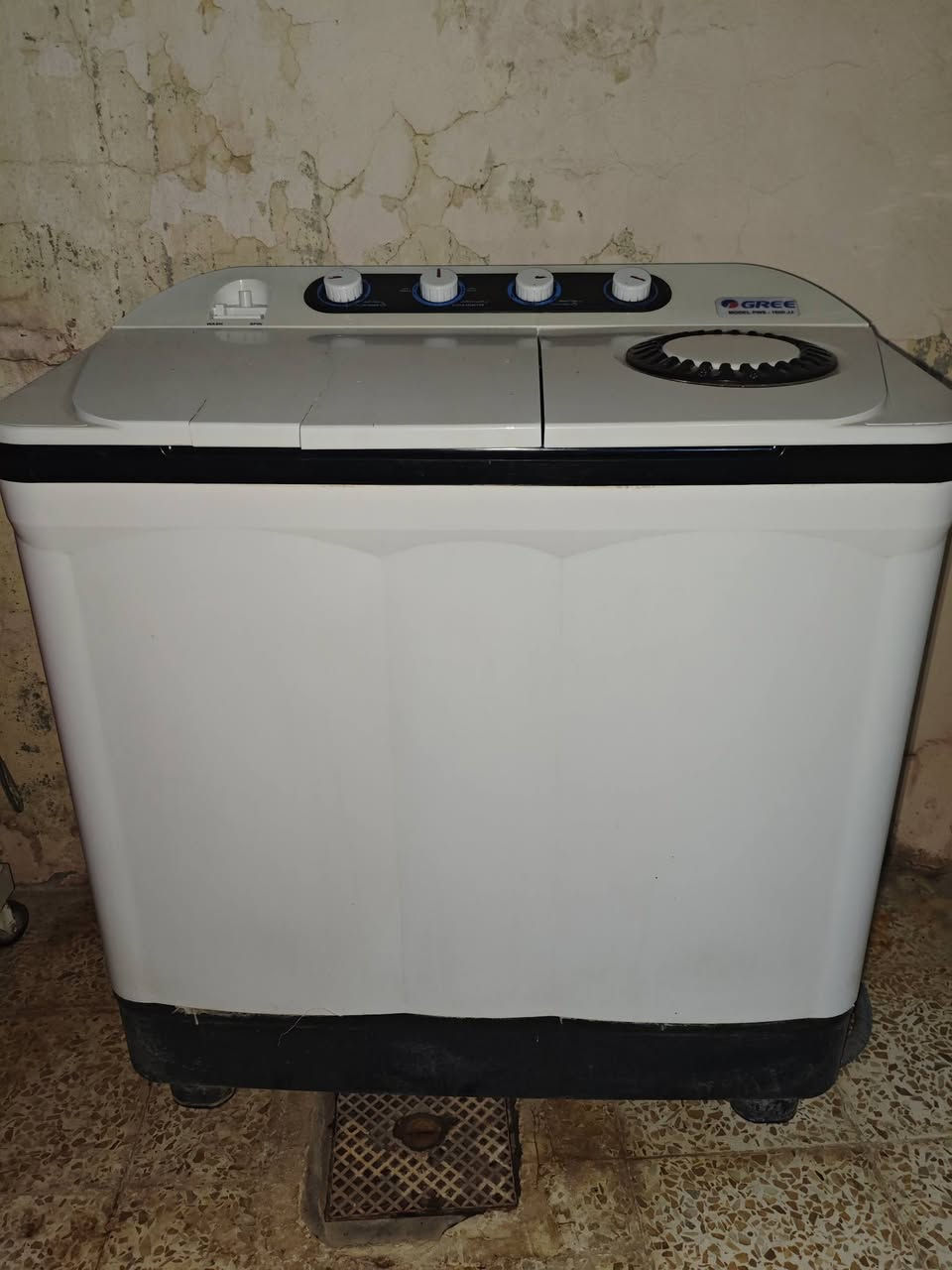 للاستفسار / ***********
طباخ 5 عيون / 115 الفط

مجمدة / 125 الف

غسالة / 100 الف
