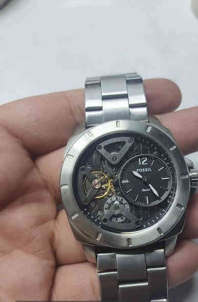 فوسيل اصلي بآلة
 ماكنة هجينة تعمل بلبطارية والاوتماتيك
معدن فولاذ وزن ٢٠٠غرام 
جام زفير ضد الخدش والكسر 
السعر ١٥٠الف مكاني الشعب
***********
