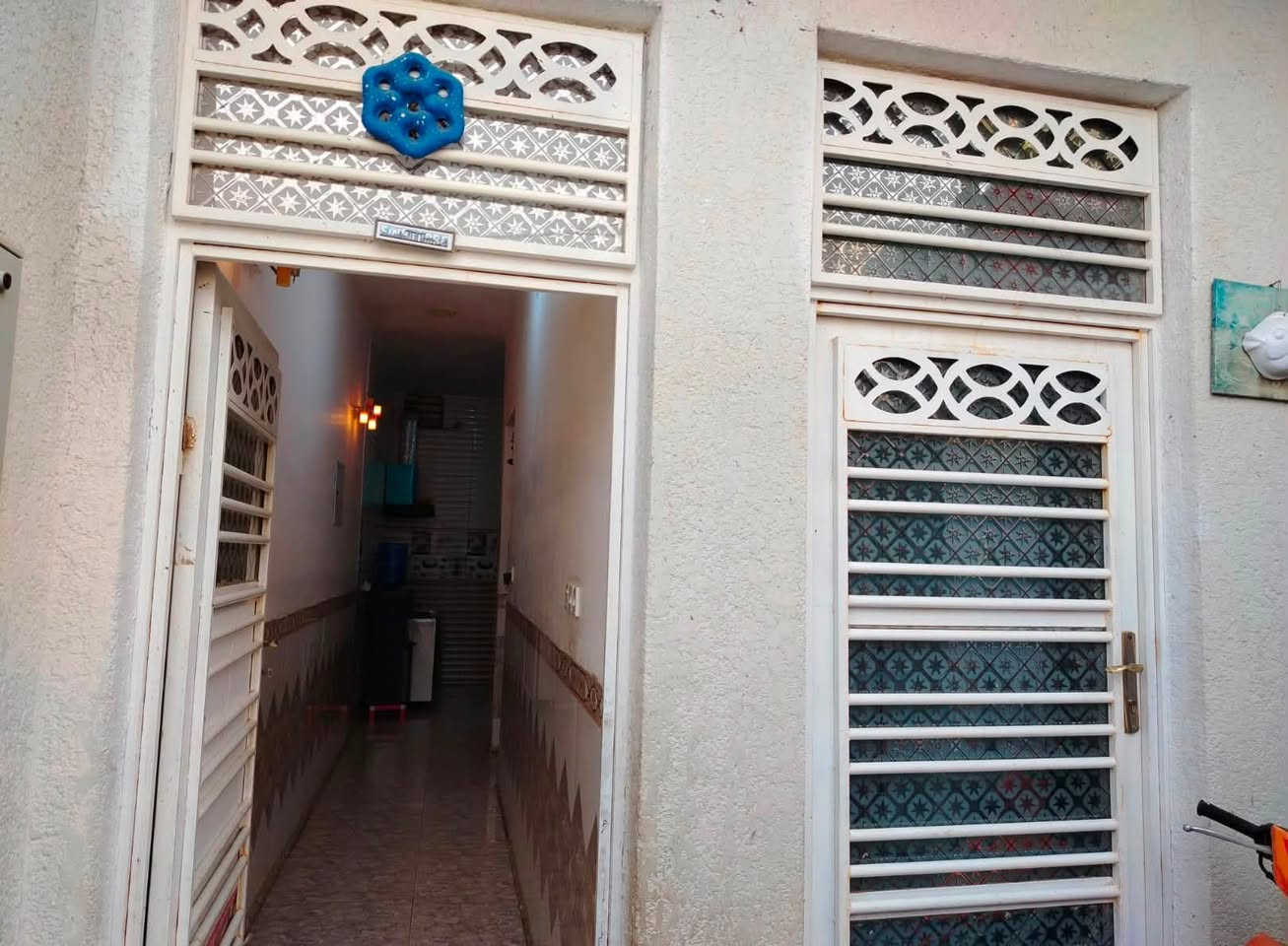 السلام عليكم ورحمة الله وبركاته 
للبيع بيت في منطقة الشيشان الأولى مقابل لحسينية الإمام الصادق (ع) مساحه 100 متر 5*20 طابقين وبيتونه كبيره يحتوي الطابق الارضي على استقبال وصاله ومطبخ وغرفه صحيات خارجيه وداخليه يحتوي الطابق الأول على غرفتين كبيره وصاله وصحيات بناء حديث مسلح كامل ملاحضات بسيطه الطابق الأول يحتاج بيبان فقط يباع مع الاثاث او بدون السعر 115 مليون للاستفسار اكثر *********** رافد
