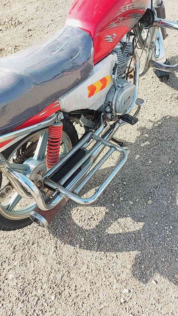 السلام عليكم
اقرء التفاصيل يله تخابرني 
دراجه فحل ڤيوم موديل 19 نظيفه كلش
اوراق كامله وداخله فحص مروري 
دراجه كلها ع وضع الشركه 
محرك الحجم الكبير 150 ما مفتوح شرط برغي ما مفتوح بي /
كهربائيات كلها شغاله 
تايرات جدد 
كابريتر وباتري وبلك ستوني شديتهن بالجيس بعدهن 
دراجه ع ايدي خير من الله صار عندي 4 سنوات الله شاهد ما يوم وكفتني بالشارع 
الي ياخذها يترحملي ابد ما تعبك ولا تصرف عليها ربع بس بانزين ودهن الله شاهد دراجه تخبل ترايك للناصريه شرط /السعر 700وبها مجال حگ الجيه / مكاني قلعة سكر صوب بني رجاب الاتصال ع الرقم /
***********
