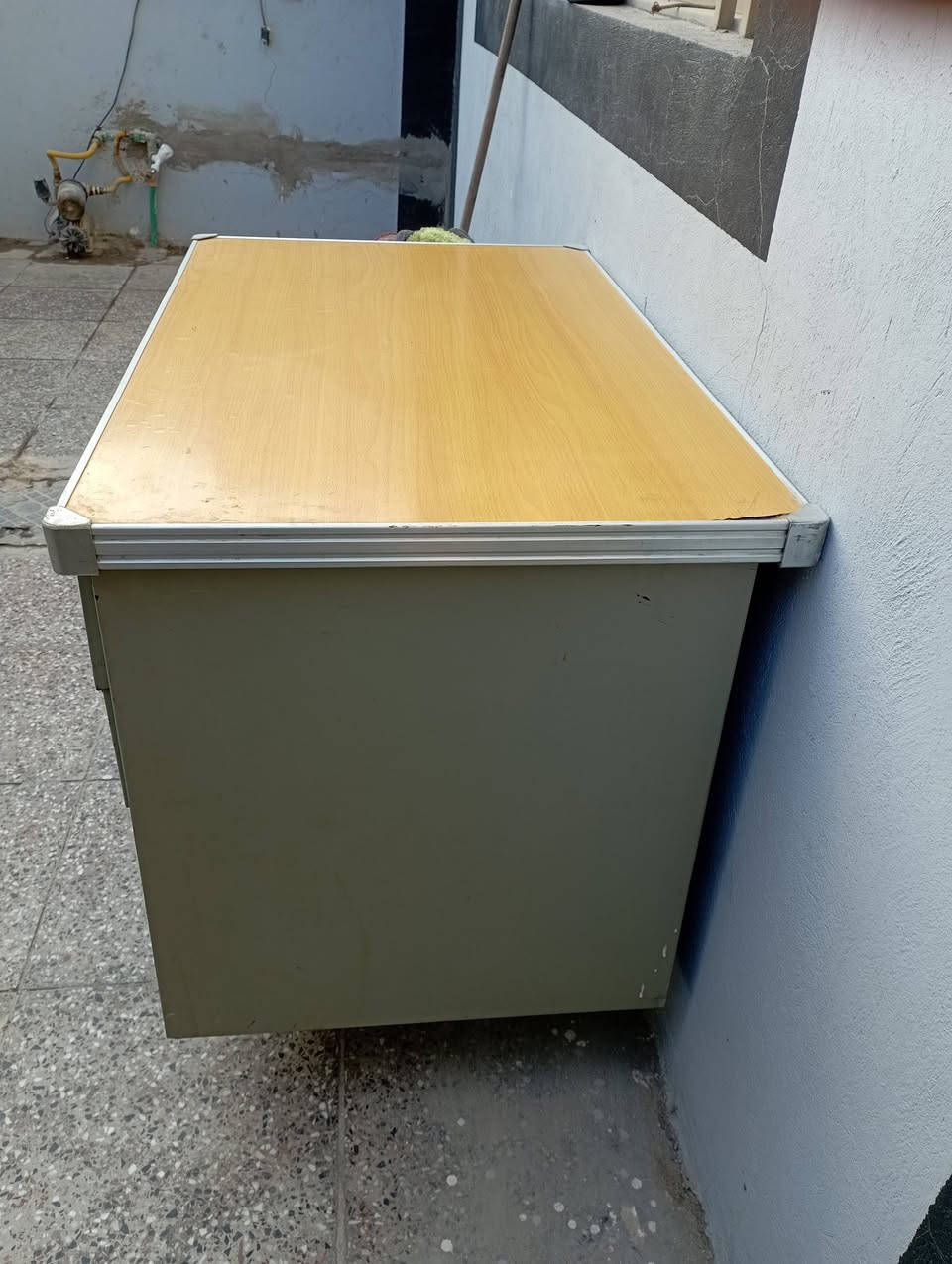 ميز تركي نضيف جدا للبيع مآل مجمع مآل مكتب قيم وخذ نجف ***********
