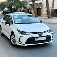 للبيع كورلا هايبرد 2025 ماشيه 20كيلومتر داخل احمر جلد🔴 فول فول مواصفات...