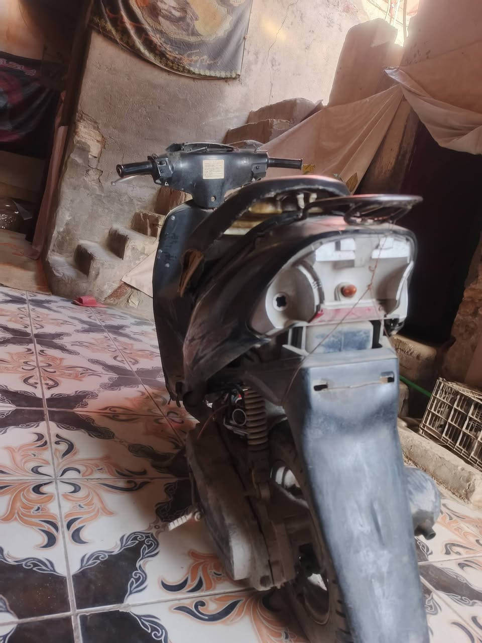 دراجة زازوكي
دراجة ما تشتغل فقط عوزها عقل فقط وتشغل طبيعي
الدراجة جانت تشتغل بس احترك العقل مالها
الدراجة باتري موجود لايات أمامي يتشغل على الداينمو الكلوبات خلفيا شغلاة بس ماكو كلوبات ونقص خشاطتهاا الأصيلة وتشغل سلف 
الدراجة, 125 وبيها مجال لطيبين
المكان بصرة
الرقم ***********
