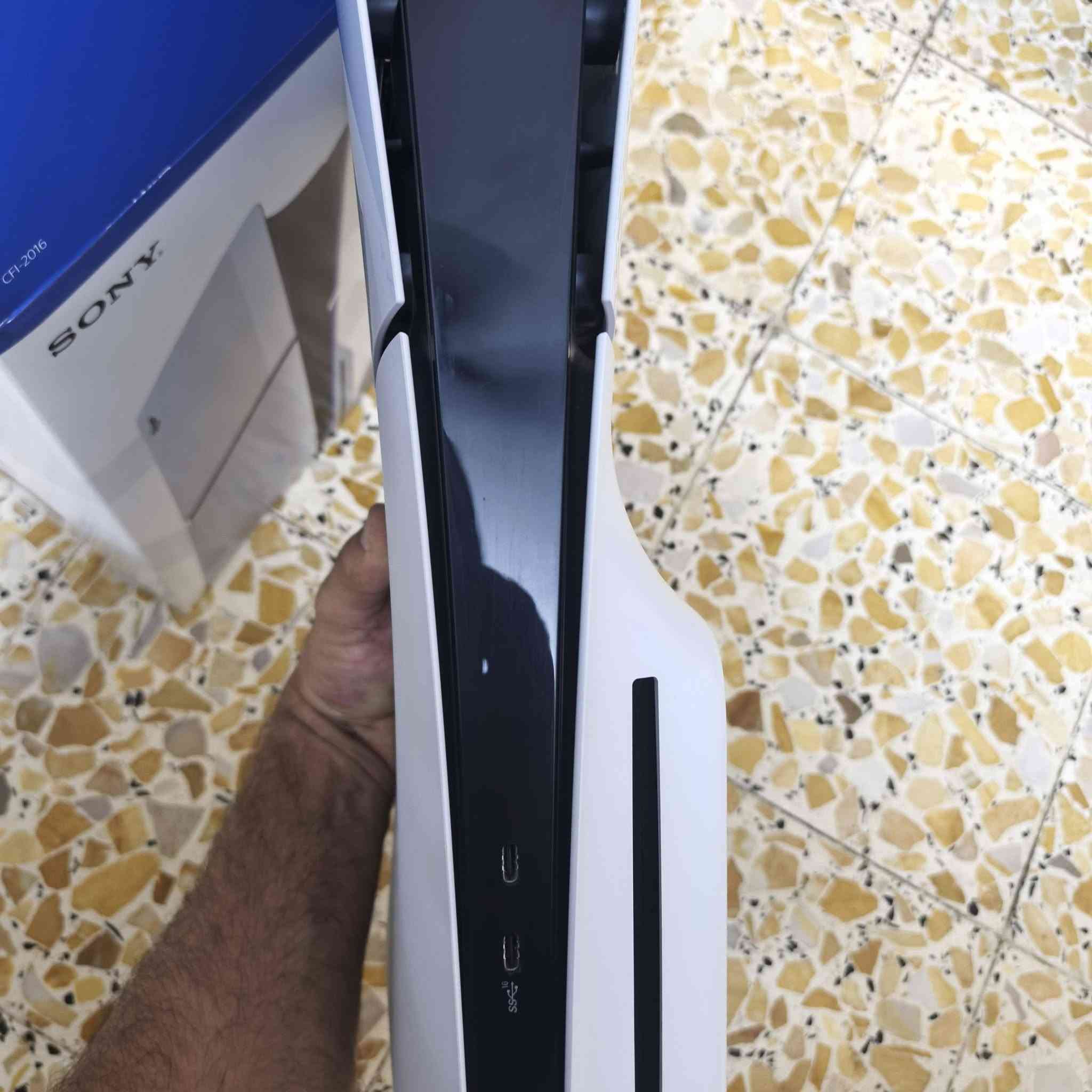 سلام عليكم بلي فايف سلم ١ تيرا اوربي الجهاز جديد بمعنى الكلمه اخذته من هورايزون قبل ٦ اشهر تقريبا استخدام اقل من شهر ونترك نظافه١٠٠ بالميه نهايته ٧٥٠ اخوان مكان شهداء البياع ***********
