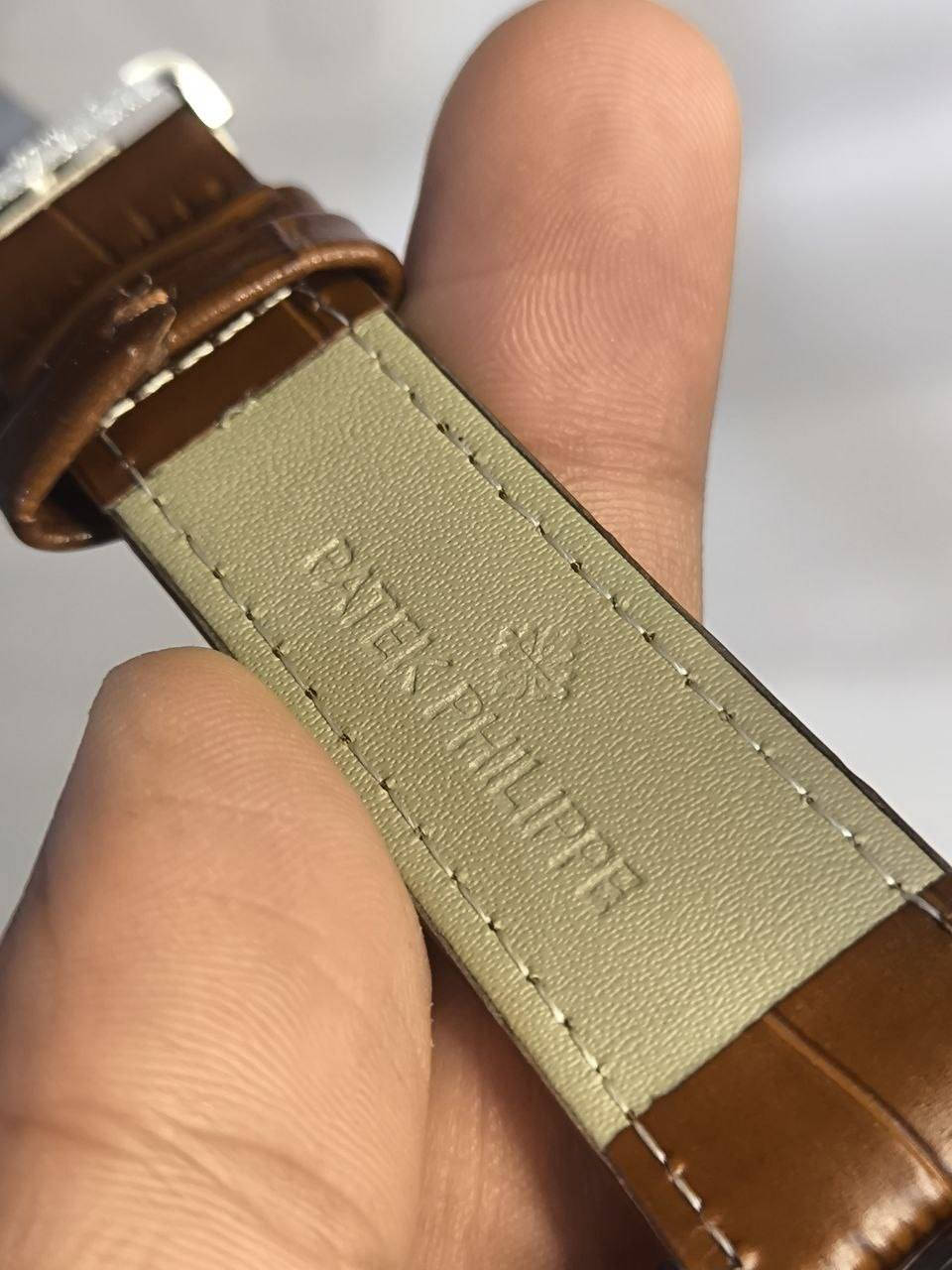 ساعة باتك فلب PATEK PHILIPPE 

تحفة فنية 
لرجال الاعمال والمحبي الرسمي
مكينة كوارتز ( نظام ستوبوج) جميع السناتر شغاله 
هيكل يتانلس ستيل والطوق روز كولد
ميناء مميزة وارقام لامينوس مزودة بمنفذ تاريخ واسبوعي (عربي+انكليزي)
زجاج زفير مزرق ضد الخدش
مقاومة الماء والغبار 
 قفل فراشة 
ساعة مختمة بالكامل

السعر :- 40 ع اول تم 
للحجز والاستفسار يرجى مراسلة الصفحه


**إذا كنت صاحب هذا الإعلان وتريد حذفه لأي سبب، رجاءا أرسل رسالة إلى الدعم الفني**