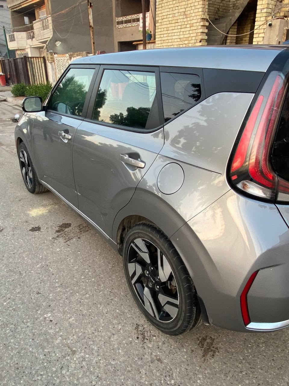 كيا صول جيتي لاين 2023
اعلى فئه بصول 
حادثها مرفق مع الصور 
ماشيه حالياً 48.000 قابل للزياده
محرك 2000 دوش
مواصفاتها
1-شاشة ديجيتال
2-ايقاف ذاتي
3-تحديد مسار
4-مانع انزلق aps
5-مود القيادة الالية الذكية 
6- غرفه جلد
7- بصمه 
8- تشغيل عن بعد 
9- اشاير مري 
10- استيرن جلد حرف D
11- فتحه
12- رادارات وحساسات من كل الجوانب
13-فتحة سقف

وباقي المواصفات المعروفة  جيتي لاين
السياره مرقمه بغداد 
مكان السياره بغداد.  ***********
