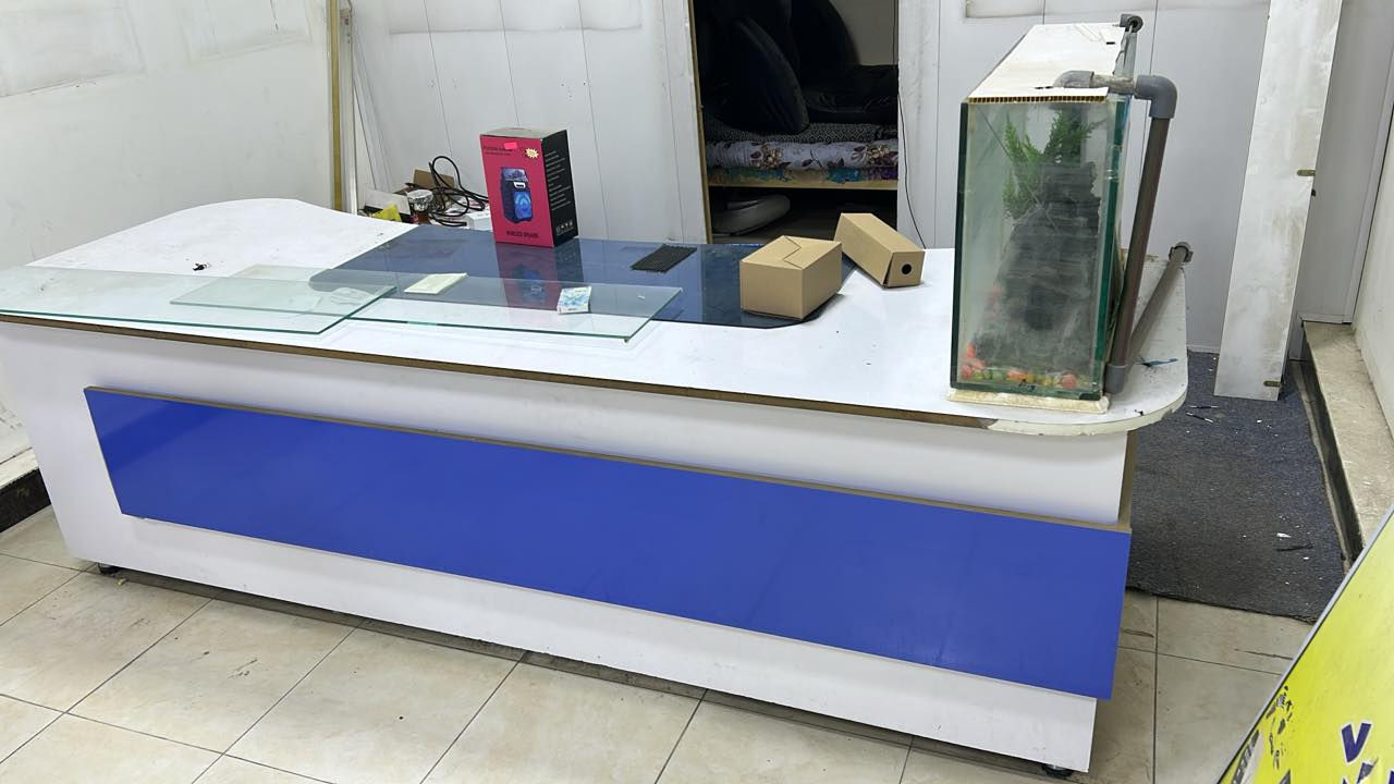 السلام عليكم مكتب للبيع عرضه مترين ونص ونزاله متره يجيا ويا حوض سمك مركب بي  شغله فد شي مرتب ليحب يشوفه عنوانه كربلاء حي العامل منطقه سابعه وهاذه رقمي ***********
