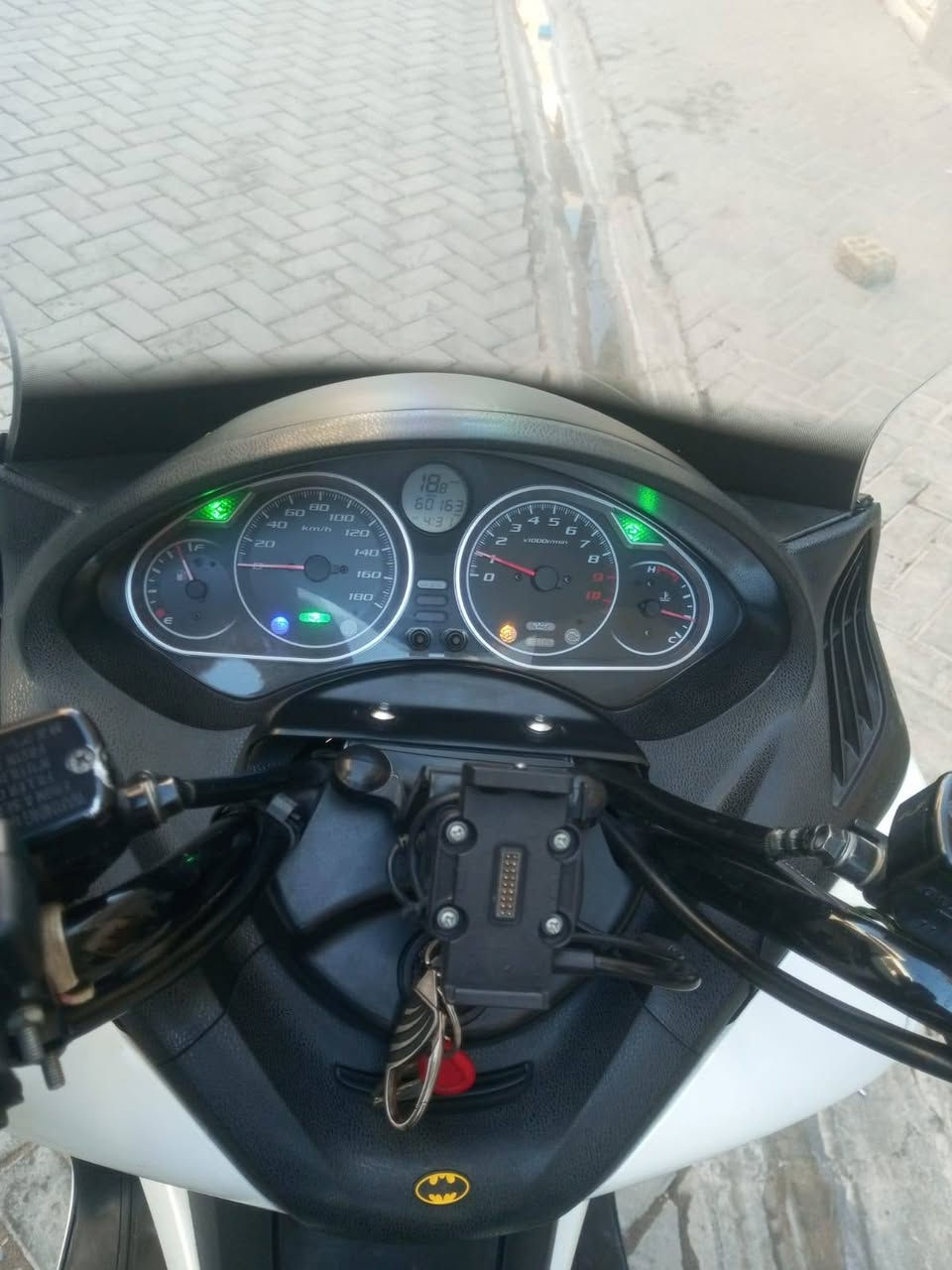 السلام عليكم دراجه سلفر ونج جي تي  جاهزة مكينه مكفوله كهربائيات كله شغاله مكينه 600 العنوان بغداد مدينة الصدر للاستفسار الاتصال على الرقم التالي ***********
