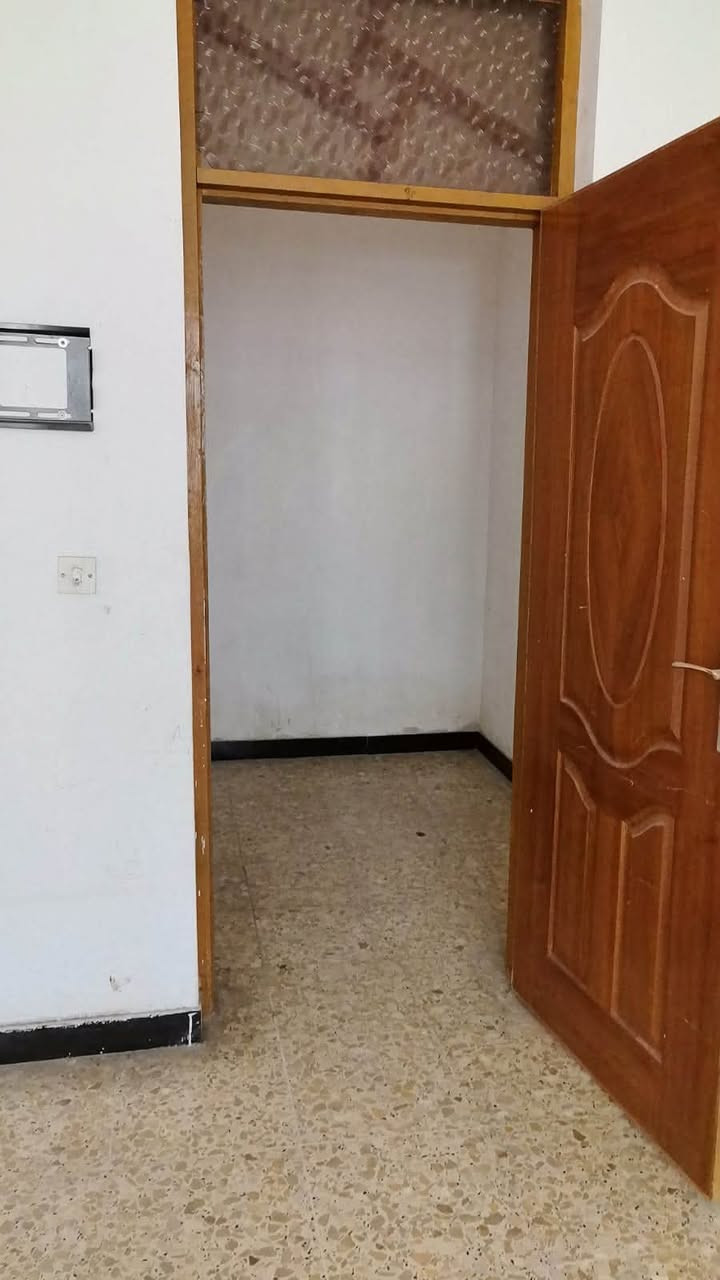 بيت للاجار الشعب التجار ١٨٠ متر المساحه مدخلين 

غرفتين نوم واستقبال ومطبخ وصاله وحمام وخدمات

طابق ثاني السعر ٥٠٠ الف قفل 

معروض بمكتب الكناني***********
