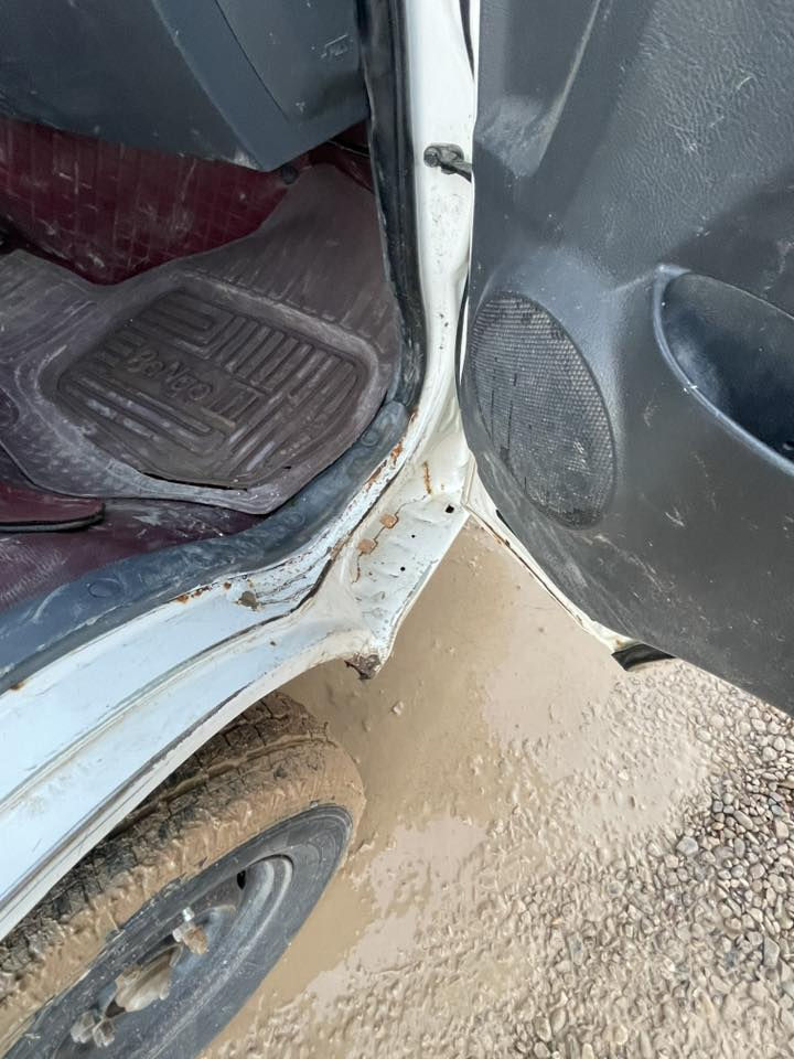 السلام وعليكم 
كيا حمل 2015 
سنويه 28 
تحويل مباشر 
بيها صبغ كما موشر بالصور 
السعر 105$ وبيها مجال 
***********
