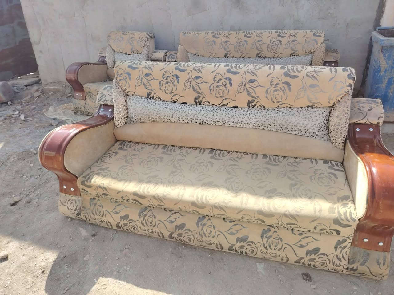 تخم للبیع 3 قطع نضیف السعر 125 وبي مجال بصيط ***********
