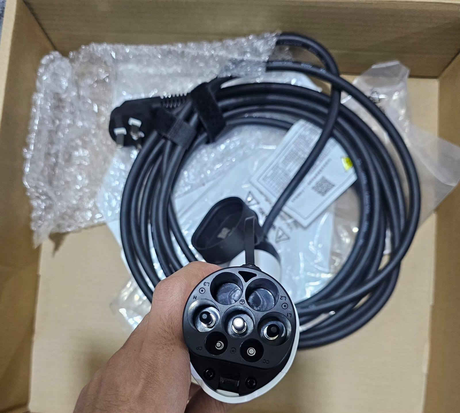 شاحنه BYD اصليه للبيع ب٢٥٠ وبيه مجال 
والتواصل على ***********وبي واتساب
