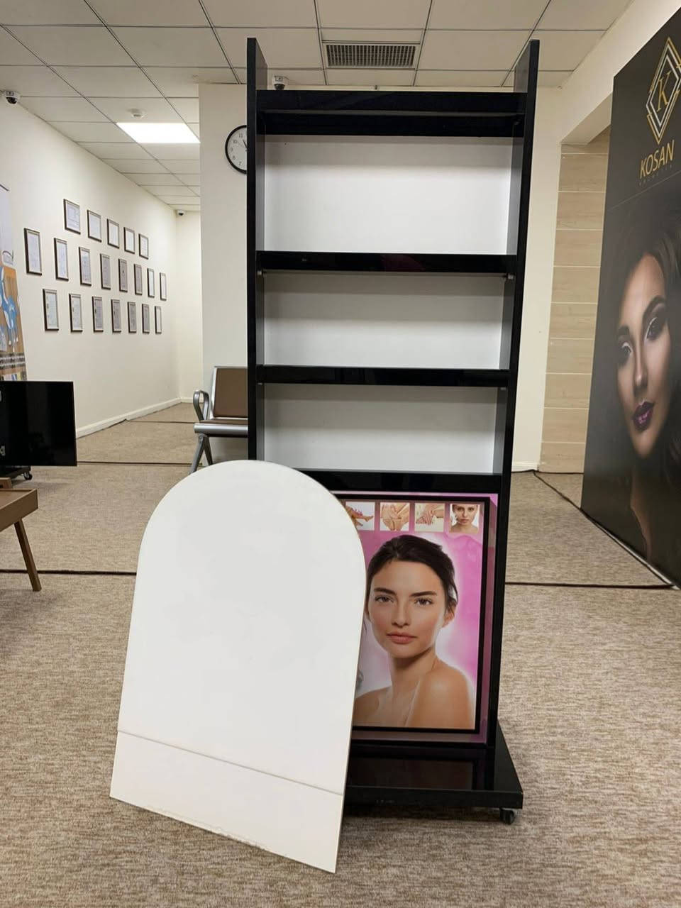 عندنا ستاندات للبيع بسعر مناسب و جوه السوق 💯 اتصلوا على رقم *********** ☎️
