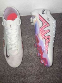 مقاس ٤٠ • ملعوب بس مباريات • توصيل متوفر