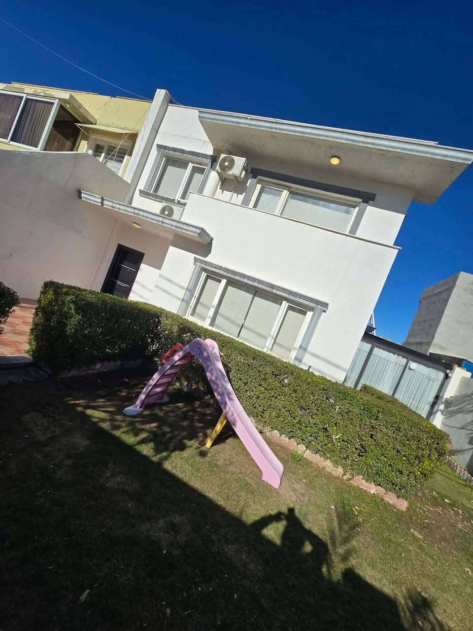 #بيت مؤثت للبيع في مجمع اوزال ستي Ozal City
المساحة :- 172م - طابقين 
3 غرف نوم | صالة  | مطبخ حار وبارد | مجموعة صحية | حديقة و كراج )
*************************************
خانوو بۆ فرۆشتن لە ئۆزال ستی
ڕووبەر :- 172م - دوو نهۆم
3 ژووری نوستن | هـول | مەتبەخ | گەرماو | باخچە و گەراج )
*******************
***********
***********
