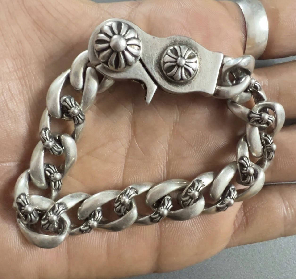 السلام عليكم اخوتي قطعه فضه 925 انتيكه تحفه اخوان القطعه باله باله ابيعهه باله بس هيه مختومه٩٢٥ وقطعه تحفه انتيكه عن الحلال والحرام ابيعهه هيج امانه الله ورسوله وبل عافيه الي تصير من نصيبه *********** وسعرهه مناسب جدا 
تفضل خاص وبل خدمه
