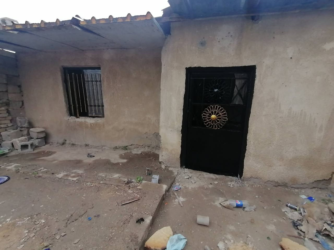 يا الله السلام عليكم بيت للبيع بالتجاوز بغرفتين كبار ومطبخ وحمام مكانه بالزعفرانيه شارع المستشفى يم المرجه مال الفلسطينيين مظاهره بالتجاوز سعر 5500 السعر خمس ملايين ونص وش الراي يدق علي لو على الرقم لو على الواتساب ***********
