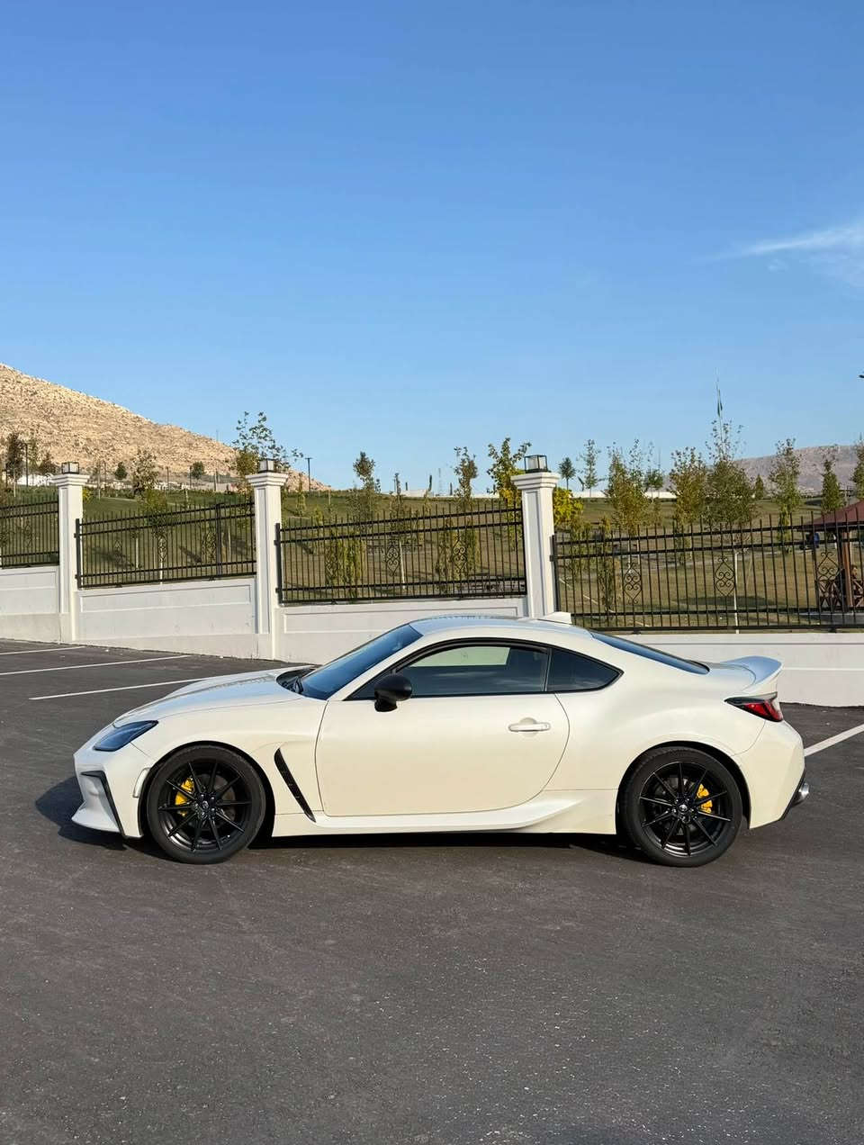 تويوتا جي ار ٨٦ | TOYOTA GR86 

الموديل : ٢٠٢٣ | 2023
بريميوم أعلى فئة | premium 

ماشية فقط 22 الف مايل 
مكان السيارة دهوك

اخوان السيارة بيها ٤ قطع صبغ بشرط بدون دواخل
بدون ايرباك بجم كبس حادث سطحي

(( السعر : 143 ورقة $ )) ومجال بسيط
و ليشوفها غالية يعبر المنشور بكلمة طيبه 

***********
(( *********** ))

 السيارة رقم دهوك بشرط التحويل

لايتات LED شكل كورفيت / سستم كزوز Corsa
كير توماتيك / داخل شامواه و جلد 
ابل كار بلي / دواخل كاربون فايبر
السيارة كلش جديدة بمعنى الكلمة 

رقم شاصي ((JF1ZNBF14P8755481)) دهوك, العراق
